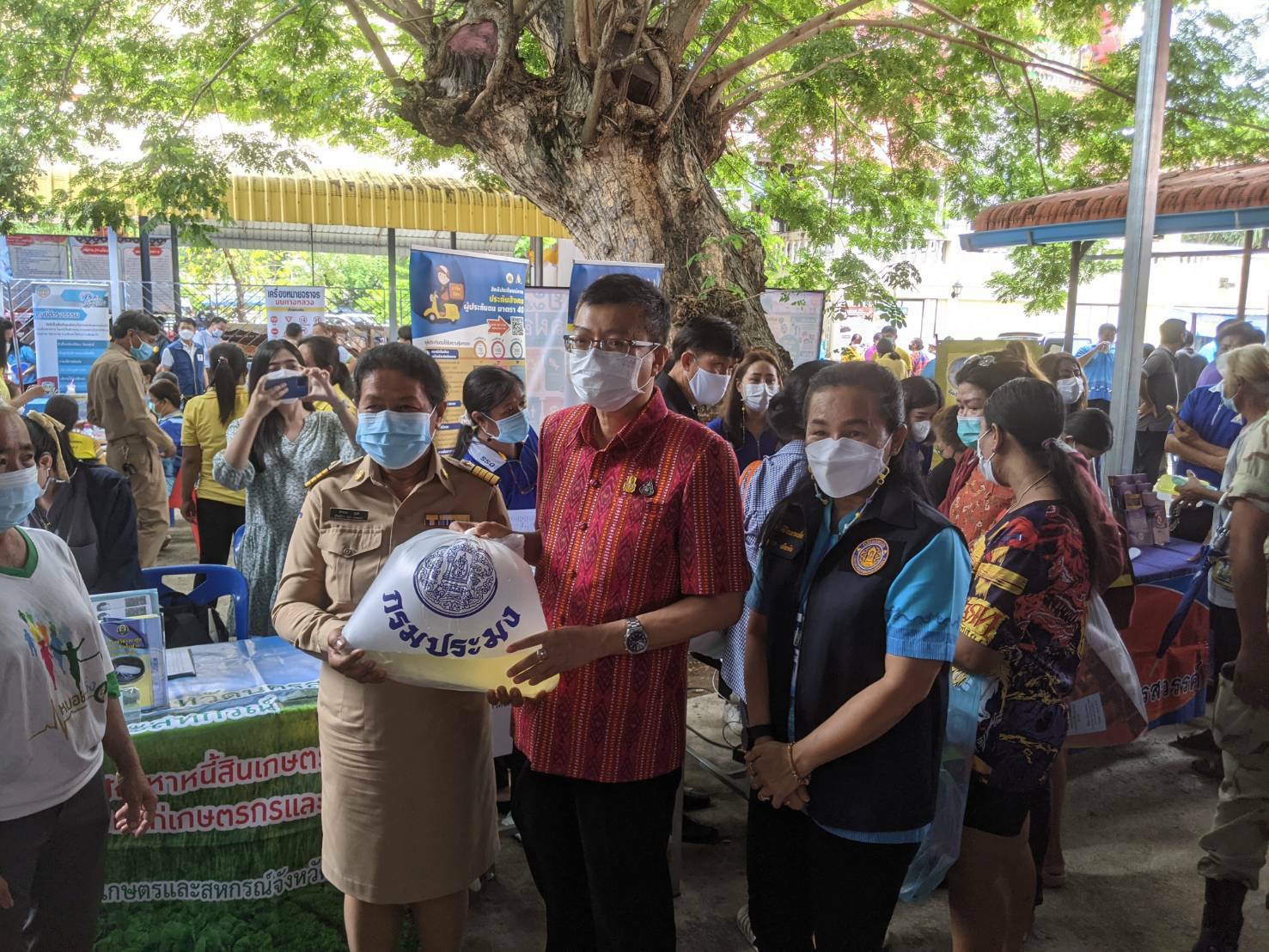 ร่วมโครงการหน่วยบำบัดทุกข์ บำรุงสุข สร้างรอยยิ้มให้ประชาชนจังหวัดนครสวรรค์ ณ วัดหนองนมวัว หมู่ที่ 3 ตำบลหนองนมวัว อำเภอลาดยาว จังหวัดนครสวรรค์..คลิก