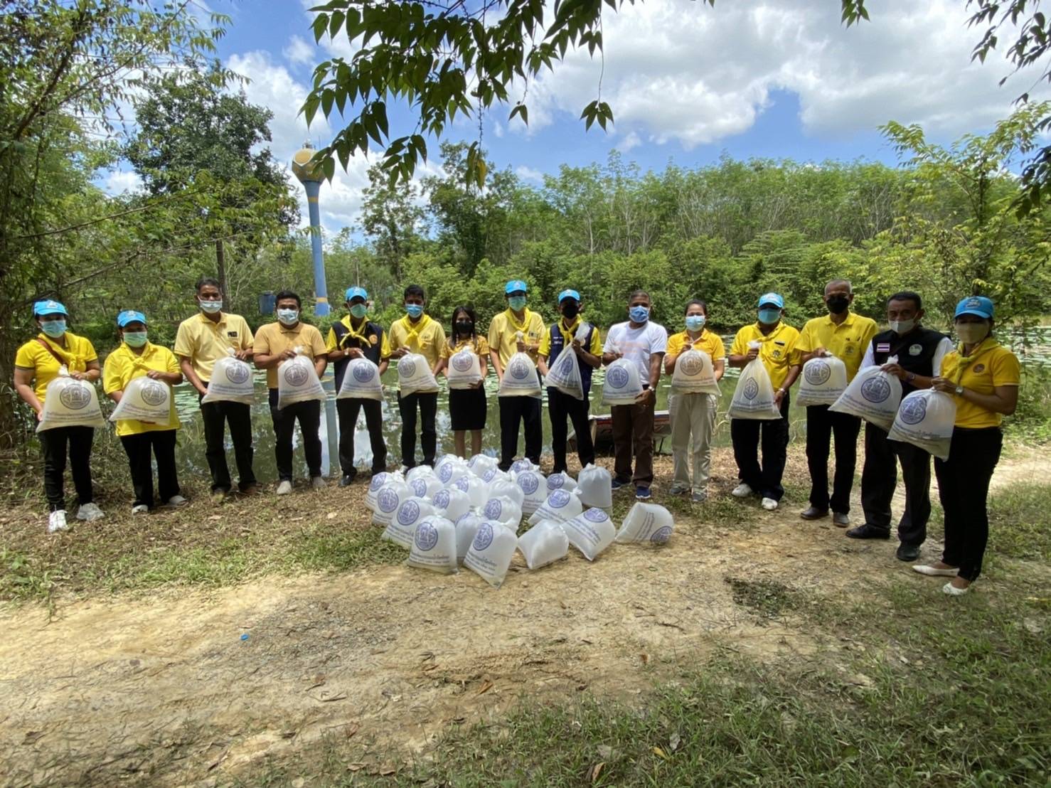 ประมงอำเภอเขาชัยสน ร่วมโครงการศูนย์ดำรงธรรม อำเภอเขาชัยสนยิ้ม....เคลื่อนที่และปล่อยพันธุ์สัตว์น้ำ..คลิก
