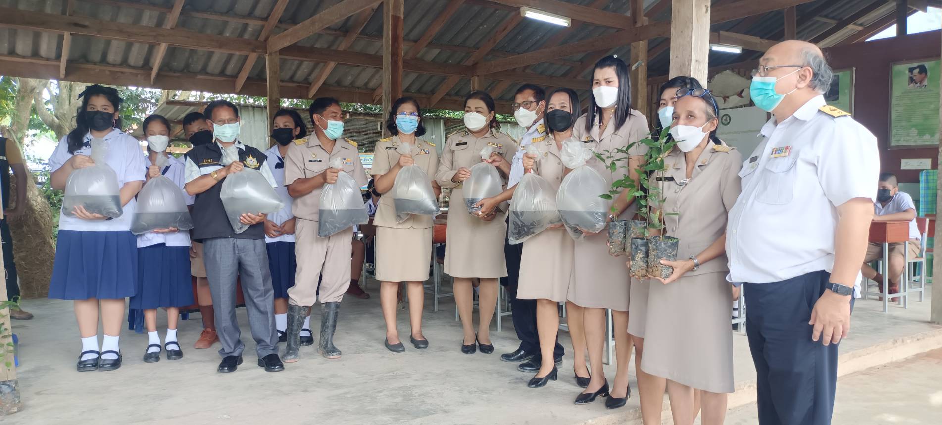 ประมงจังหวัดพัทลุง มอบพันธุ์ไม้ต่างๆ และปลาดุกภายใต้ โครงการพัฒนาการเกษตรกรรมยั่งยืนในเมือง ระดับจังหวัด จังหวัดพัทลุง..คลิก