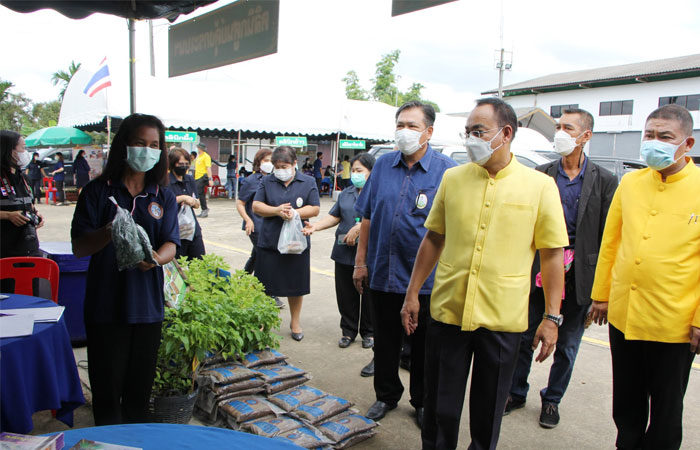 นิทรรศการโครงการคลินิกเกษตรเคลื่อนที่ในพระราชานุเคราะห์ สมเด็จพระบรมโอรสาธิราช ฯ สยามมกุฏราชกุมาร ณ เทศบาลตำบลตะเคียนทอง หมู่ 4 ต.ตะเคียนทอง อ.เขาคิชกูฏ จ.จันทบุรี..คลิก