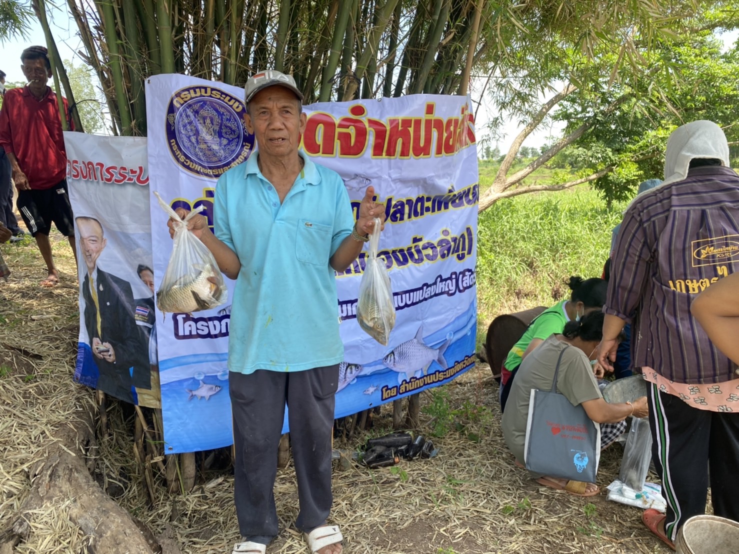วันที่ 26 พฤษภาคม 2565 นายเมธา ตาลเหล็ก ประมงอำเภอนากลาง พร้อมด้วยนายธีรศักดิ์ ศรีร่องหอย นักวิชาการประมงปฏิบัติงาน พร้อมด้วยนายไพศาล ศรีคูณ นักวิชาการประมง ประชุมวางแผนเตรียมการเพื่อการประเมินจัดชั้นคุณภาพแปลงใหญ่..คลิก