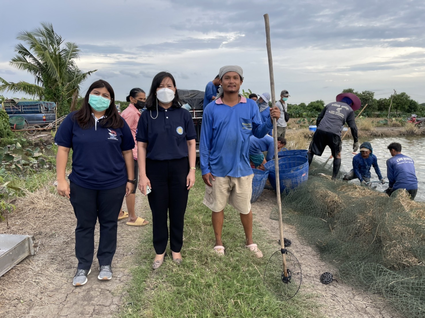 (อ.บางกรวย) ตรวจเยี่ยมเกษตรกรผู้เพาะเลี้ยงสัตว์น้ำ..คลิก