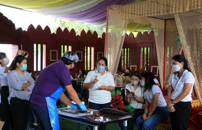 บรรยายและสาธิตการถอดก้างปลานวลจันทร์ทะเล ณ วิสาหกิจชุมชนจันทราบุรี ต.ปากน้ำแหลมสิงห์ อ.แหลมสิงห์ จ.จันทบุรี..คลิก