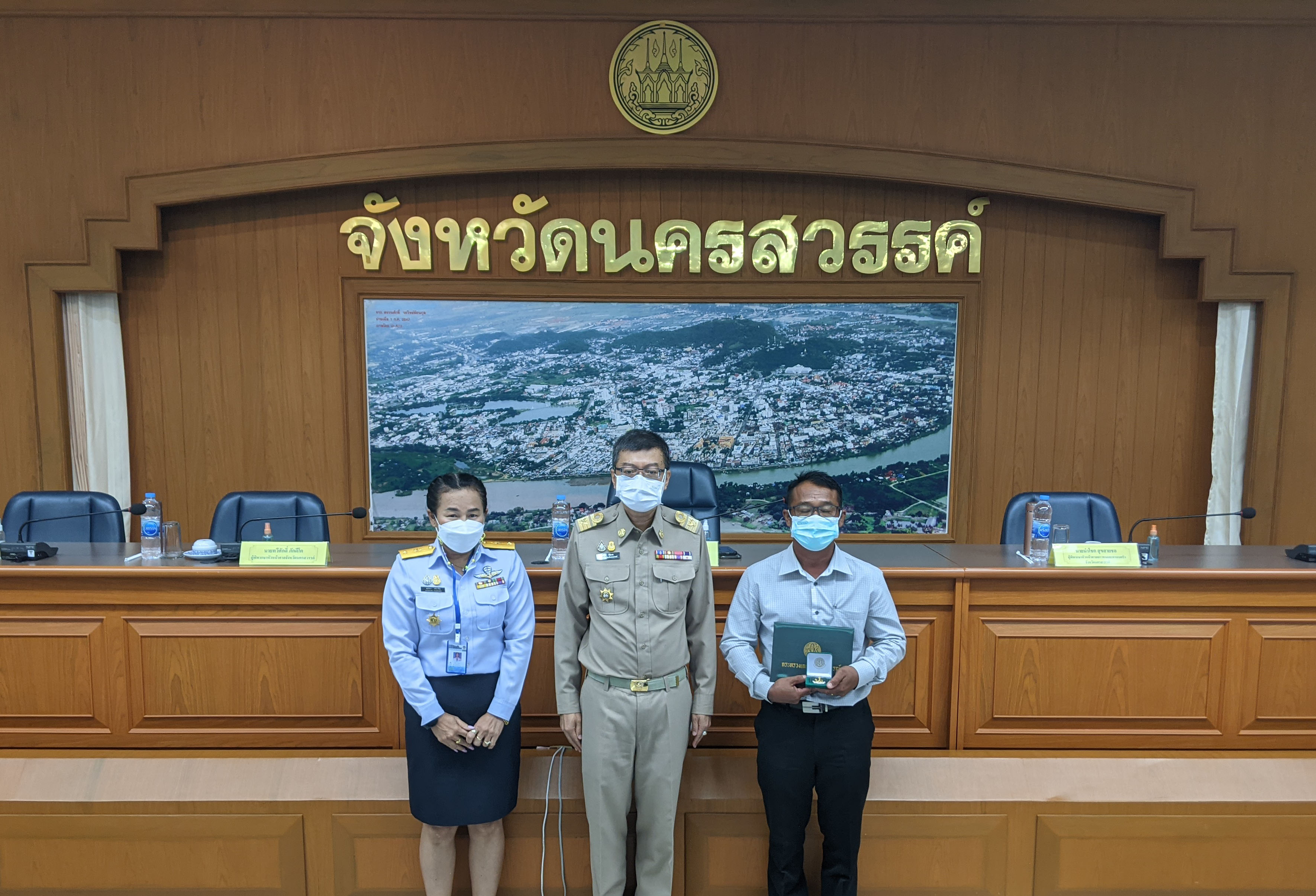นายนรินทร์ศักดิ์ พัวตระกูล เกษตรกรดีเด่นด้านการประมง ประจำปี พ.ศ. 2551 เข้ารับเกียรติบัตรและเครื่องหมายเชิดชูเกียรติ..คลิก