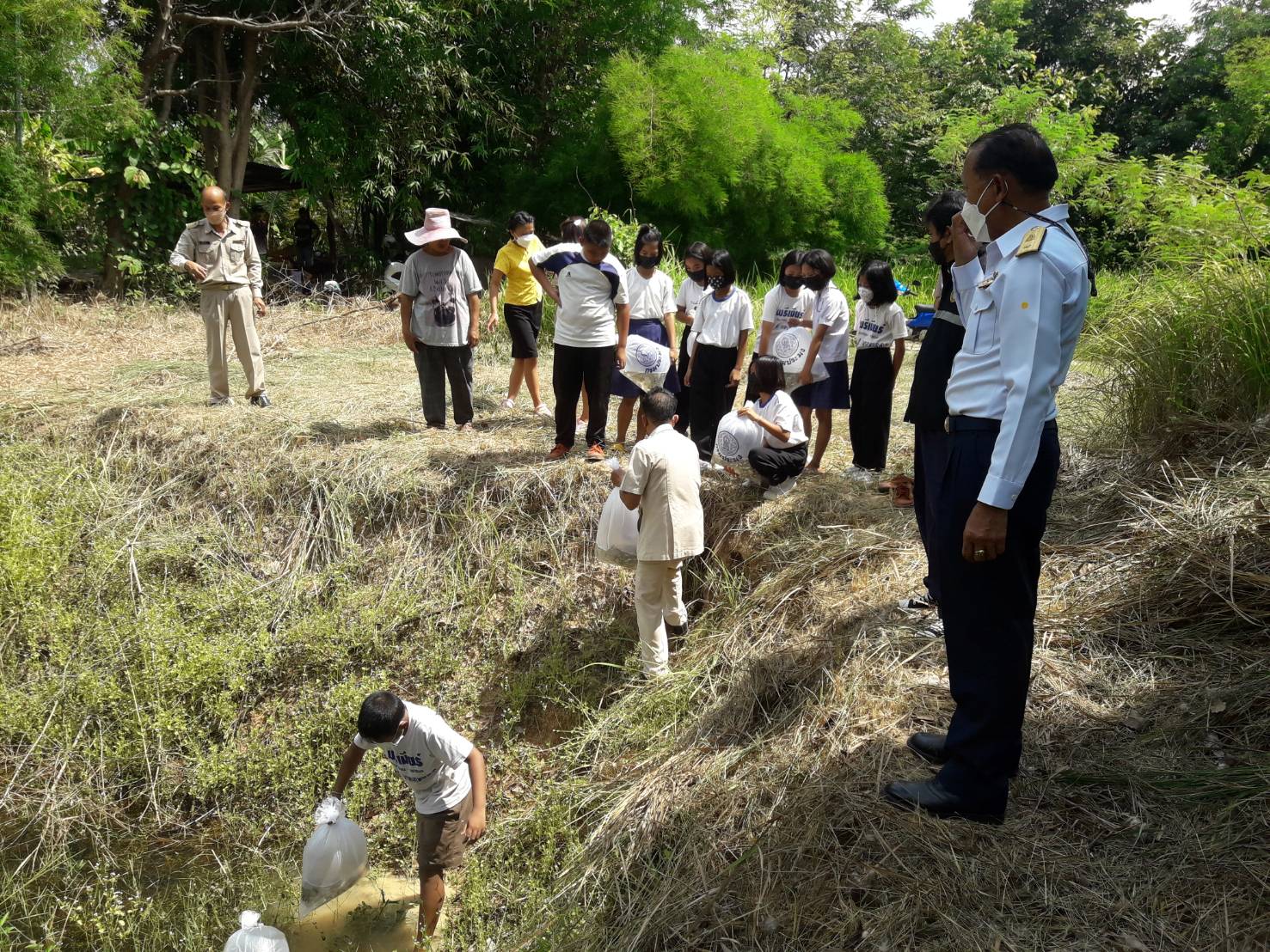 สำนักงานประมงจังหวัดศรีสะเกษ ร่วมกับศูนย์วิจัยและพัฒนาการเพาะเลี้ยงสัตว์น้ำจืดศรีสะเกษ สนับสนุนพันธ์ุปลา มอบพันธุ์ปลา ในโครงการเกษตรเพื่ออาหารกลางวันแก่เด็กนักเรียน..คลิก