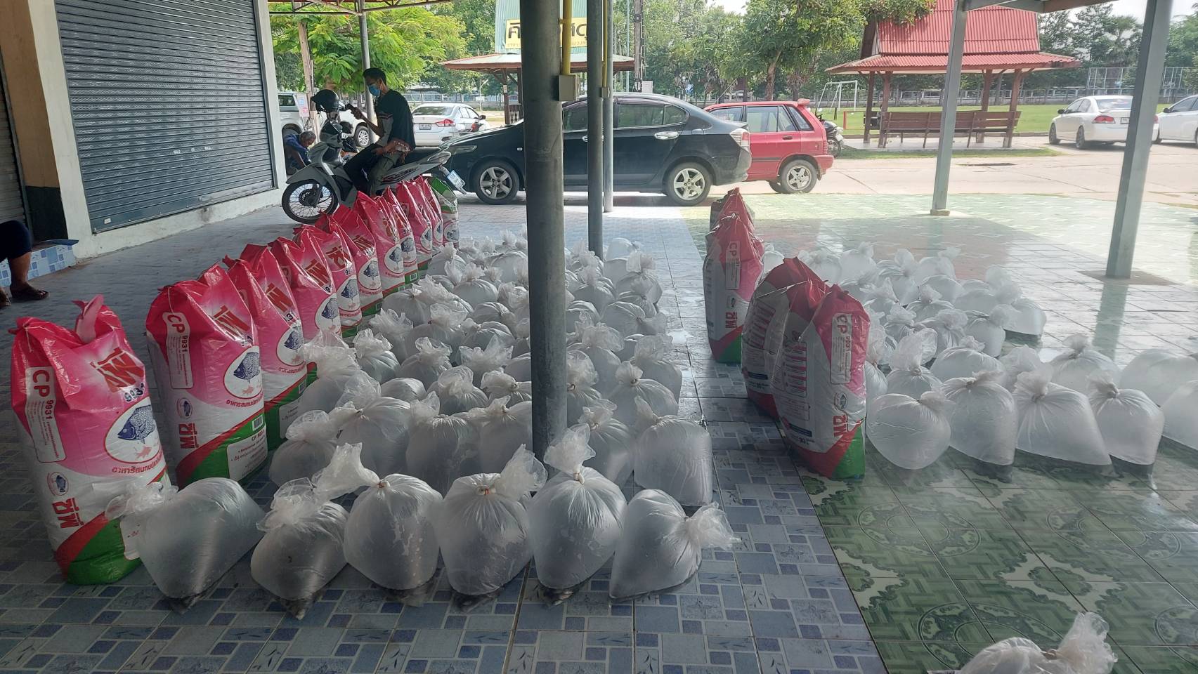 มอบพันธุ์ปลาและอาหารปลาให้เกษตรกรที่เข้าร่วมโครงการส่งเสริมอาชีพประมง กิจกรรมส่งเสริมทฤษฎีใหม่ด้านการประมง ประจำปีงบประมาณ พ.ศ. 2565..คลิก