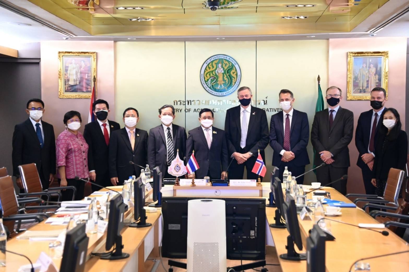 นายเฉลิมชัย สุวรรณรักษ์ อธิบดีกรมประมง เข้าร่วมการประชุมหารือกับรองรัฐมนตรีด้านการประมงและนโยบายทางทะเล กระทรวงการค้า อุตสาหกรรม และการประมง ราชอาณาจักรนอร์เวย์ ในการสนับสนุนในหลักการของปฏิญญาโคเปนเฮเกน (Copenhegen Declaration) และข้อริเริ่มความยุติธรรมสีน้ำเงิน (Blue Justice Initiative)..คลิก