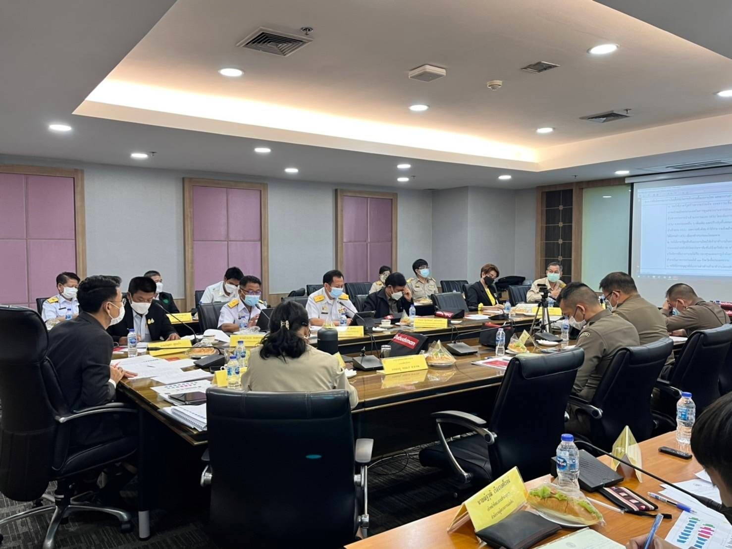 นายบัญชา สุขแก้ว รองอธิบดีกรมประมง  เข้าร่วมการประชุมหารือและให้ความเห็นกรณีศึกษาปัญหาผลกระทบของการทำประมงภายใต้กฎหมายประมง..คลิก