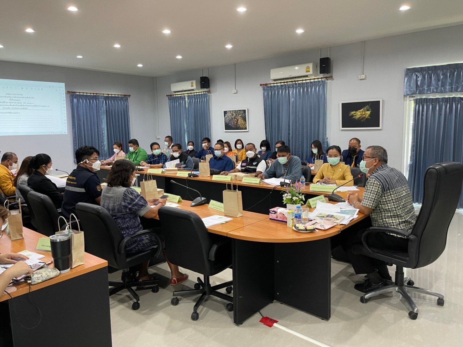 ศพช.ประจวบคีรีขันธ์ ประชุมเพื่อติดตามความก้าวหน้าบูรณาการขับเคลื่อนกิจกรรมด้านการเกษตรร่วมกัน และประชาสัมพันธ์กิจกรรมกระตุ้นเศรษฐกิจการเกษตร สนับสนุนสินเชื่อเกษตรแบบแปลงใหญ่
