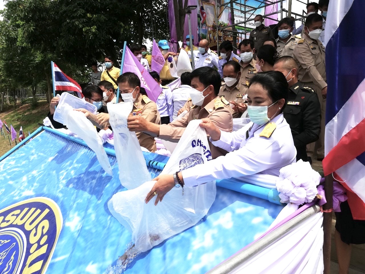 จัดพิธีปล่อยพันธุ์สัตว์น้ำเฉลิมพระเกียรติ สมเด็จพระนางเจ้าสุทิตา พัชรสุธาพิมลลักษณ พระบรมราชินี เนื่องในวันเฉลิมพระชนมพรรษา โดยศูนย์วิจัยและพัฒนาการเพาะเลี้ยงสัตว์น้ำจืดร้อยเอ็ด..คลิก