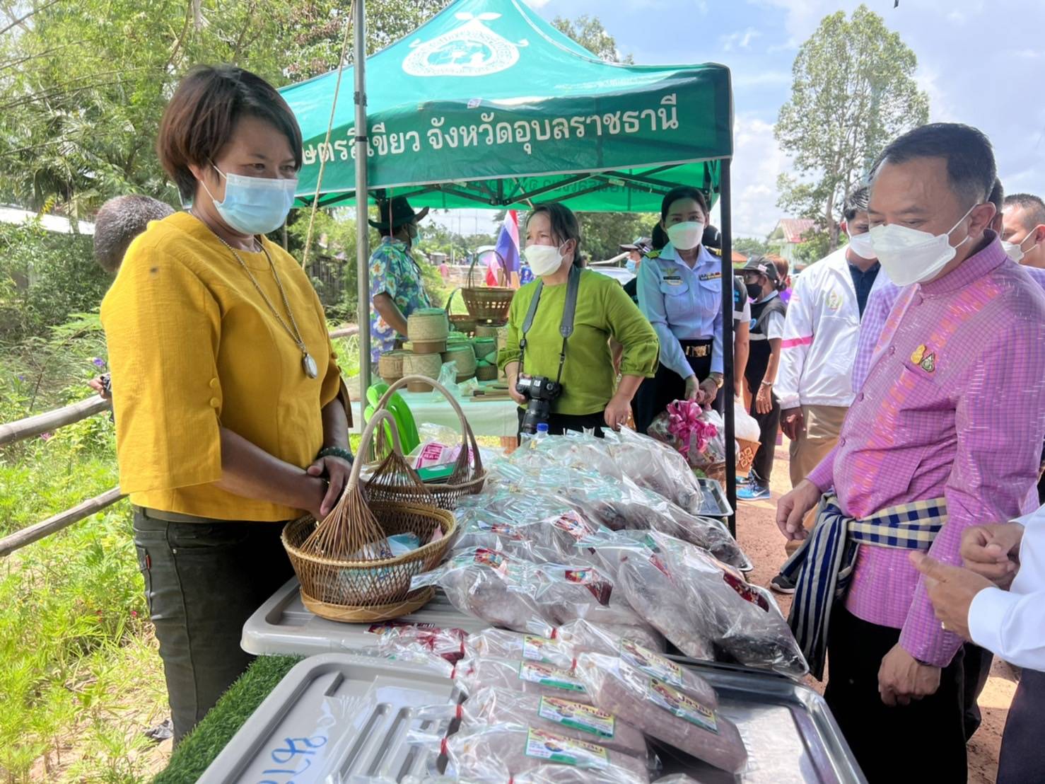ประมงอำเภอสิรินธร ร่วมกับกลุ่มวิสาหกิจชุมชนปลาส้มบ้านคำกลาง และศพก.เครือข่ายด้านประมงนำผลิตภัณฑ์สินค้าแปรรูปประมงพื้นบ้านเขตพื้นที่อำเภอสิรินธร จำหน่ายที่ Fisherman Marget @ อุบลราชธานี..คลิก