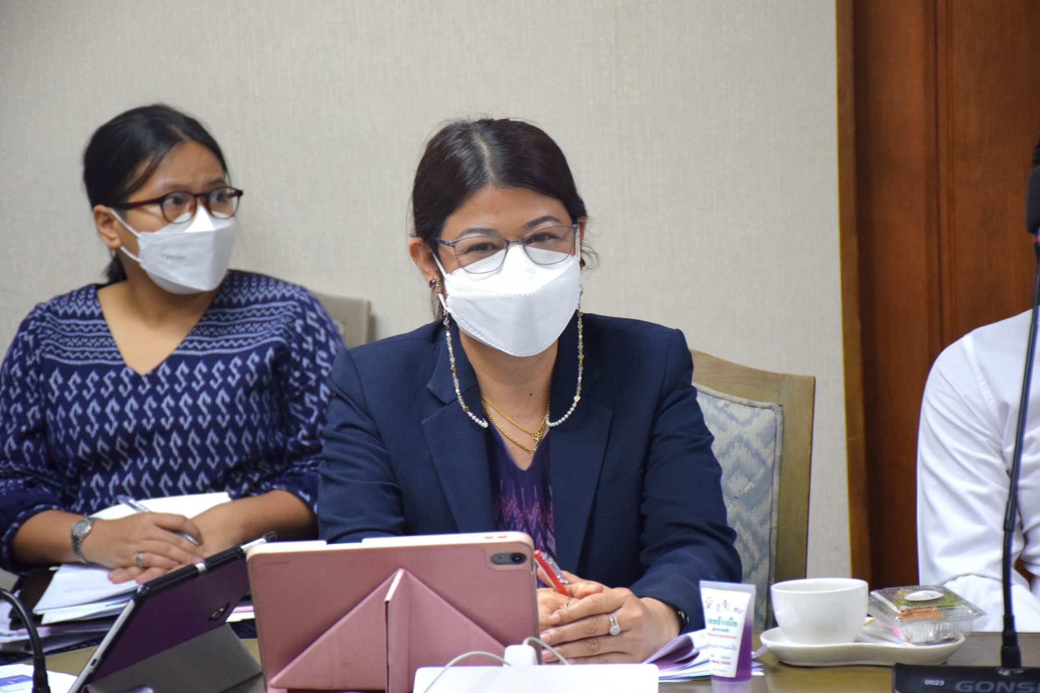 นายประพันธ์ ลีปายะคุณ รองอธิบดีกรมประมง เป็นประธานในการประชุมหารือแนวทางการฟื้นฟูผลผลิตกุ้งทะเลของประเทศไทย ผ่านระบบการประชุมทางไกลออนไลน์ Zoom Cloud Meetings
