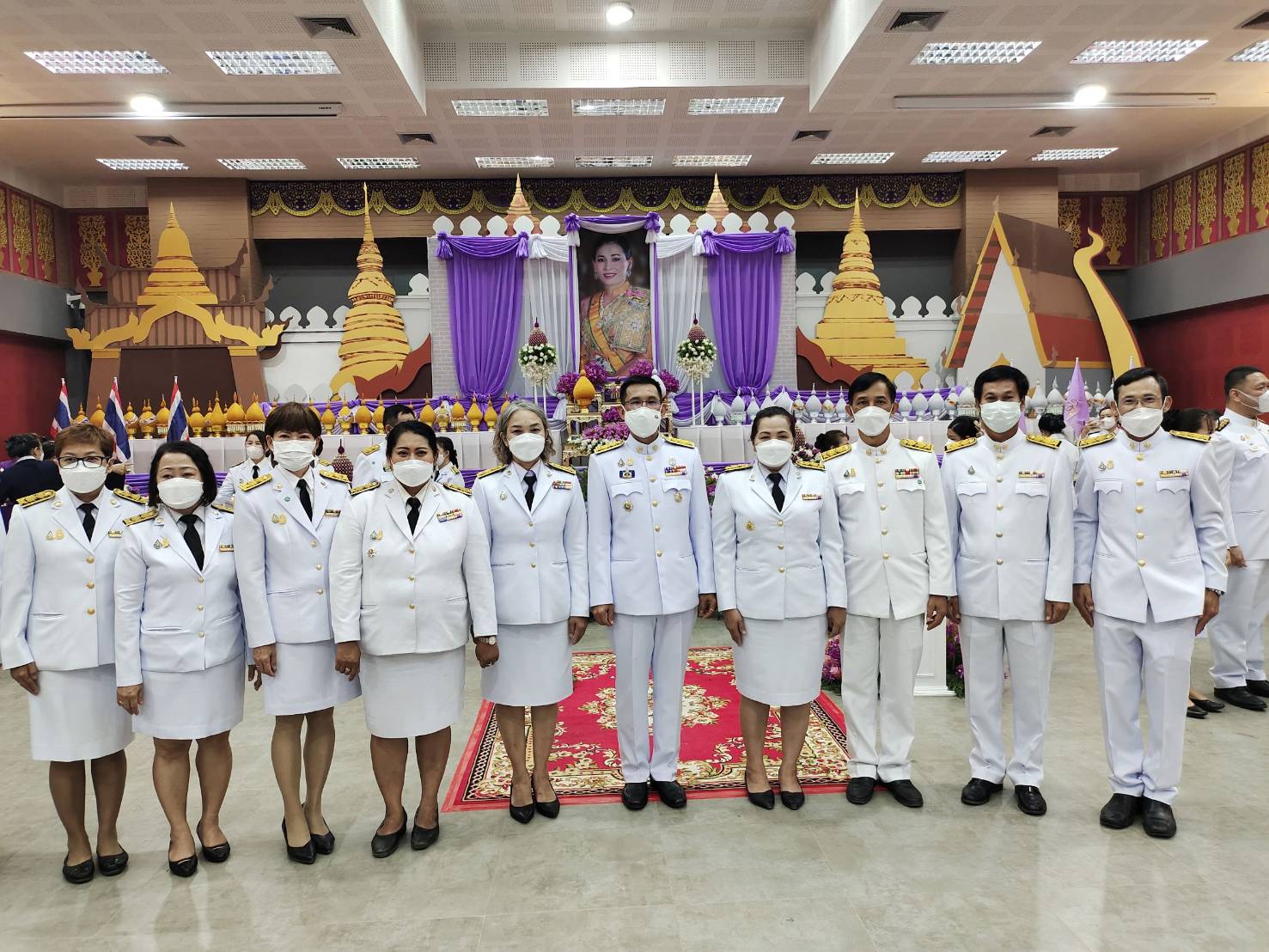 ร่วมพิธีถวายเครื่องราชสักการะและวางพานพุ่ม และพิธีจุดเทียนถวายเป็นพระพรชัยมงคล..คลิก