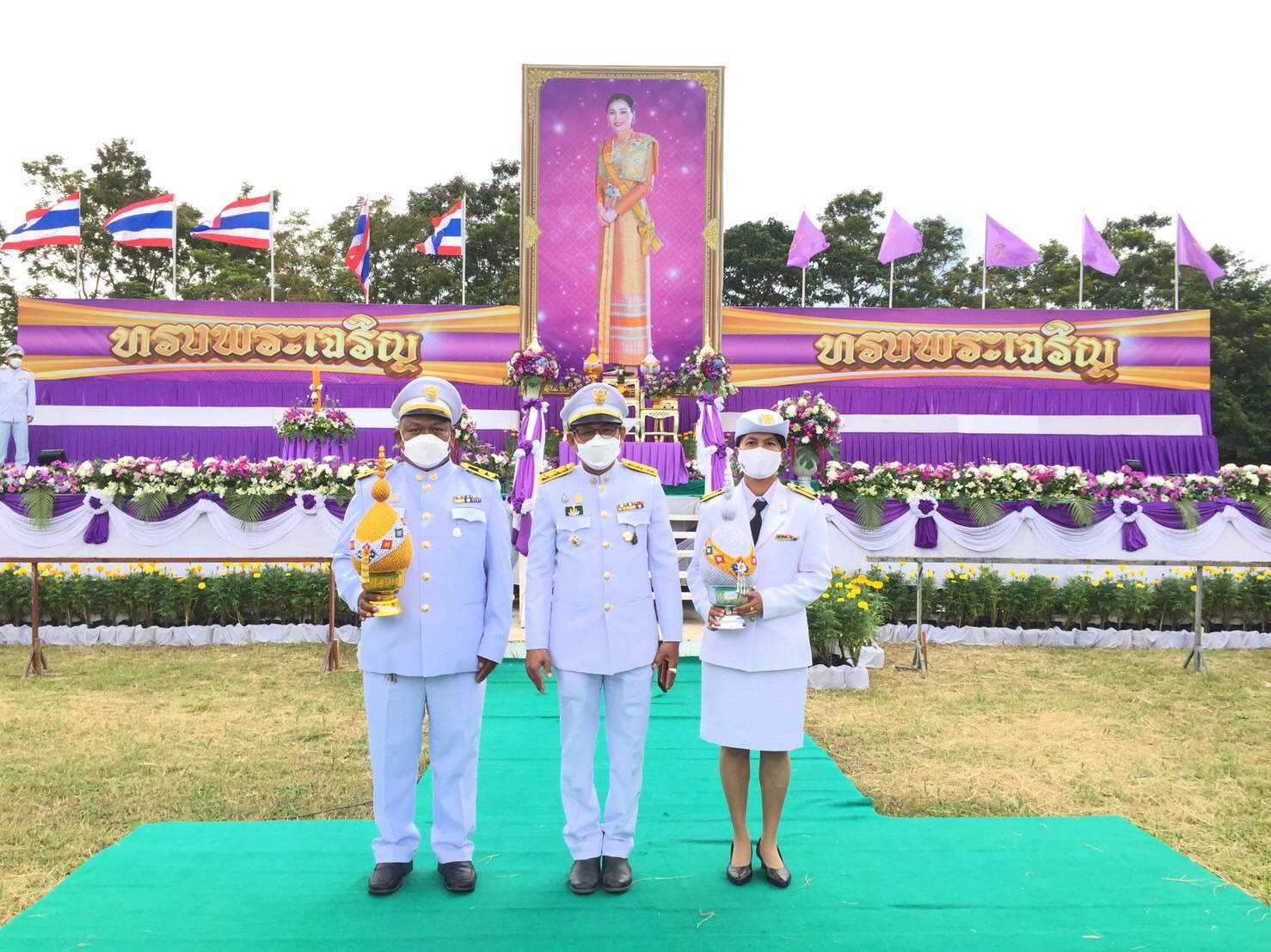สำนักงานประมงจังหวัดพัทลุง ร่วมพิธีถวายเครื่องราชสักการะ และวางพานพุ่ม เฉลิมพระเกียรติสมเด็จพระนางเจ้าฯพระบรมราชินี..คลิก