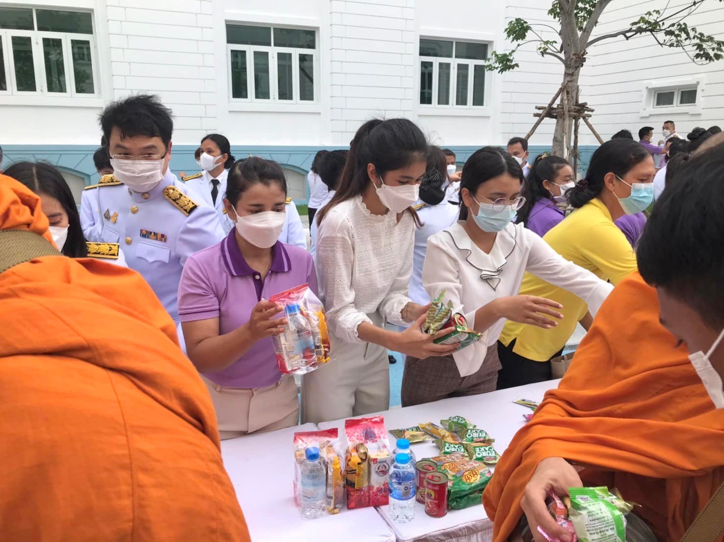 เข้าร่วมพิธีทำบุญตักบาตรถวายพระราชกุศล เนื่องในโอกาสวันเฉลิมพระชนมพรรษาสมเด็จพระนางเจ้าฯ พระบรมราชินี ประจำปีพุทธศักราช 2565..คลิก