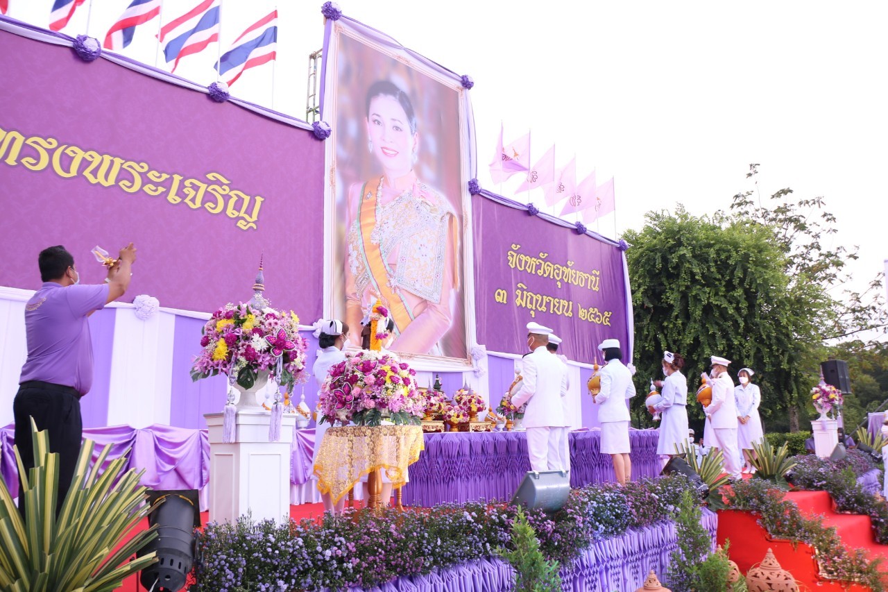 ในวันที่ 3 มิถุนายน 2565 นายสุชาติ  ผึ่งฉิมพลี ผู้อำนวยการศูนย์วิจัยและพัฒนาการเพาะเลี้ยงสัตว์น้ำจืดอุทัยธานี เข้าร่วมกิจกรรมเฉลิมพระเกียรติสมเด็จพระนางเจ้าฯ พระบรมราชินี เนื่องในโอกาสวันเฉลิมพระชนมพรรษา 3 มิถุนายน 2565 โดยภาคเช้าร่วมทำบุญตักบาตรถวายพระราชกุศล ณ บริเวณห้าแยกวิทยุ อำเภอเมือง จังหวัดอุทัยธานี และภาคค่ำ ร่วมพิธีถวายเครื่องราชสักการะและวางพานพุ่ม และพิธีจุดเทียนถวายพระพรชัยมงคล เนื่องในโอกาสวันเฉลิมพระชนมพรรษาสมเด็จพระนางเจ้าฯ พระบรมราชินี ณ บริเวณลานสุพรรณิการณ์ หน้าศาลากลางจังหวัดอุทัยธานี โดยมีนายขจรเกียรติ รักพานิชมณี ผู้ว่าราชการจังหวัดอุทัยธานี เป็นประธาน พร้อมข้าราชการพลเรือน ทหาร ตำรวจ ประธานแม่บ้านมหาดไทยจังหวัด จิตอาสาพระราชทาน องค์กรเอกชน นักเรียน นักศึกษา และประชาชน..คลิก
