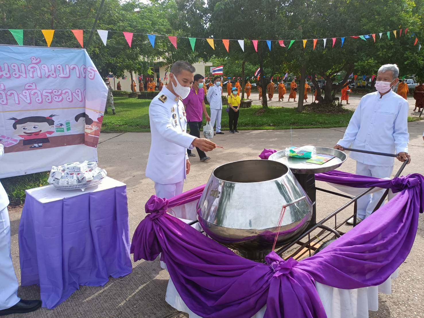   สำนักงานประมงอำเภอสว่างวีระวงศ์ ร่วมทำบุญพิธีตักบาตรเนื่องในโอกาสวันเฉลิมพระชนมพรรษา สมเด็จพระนางเจ้าฯ พระบรมราชินี 3 มิถุนายน 2565        ..คลิก