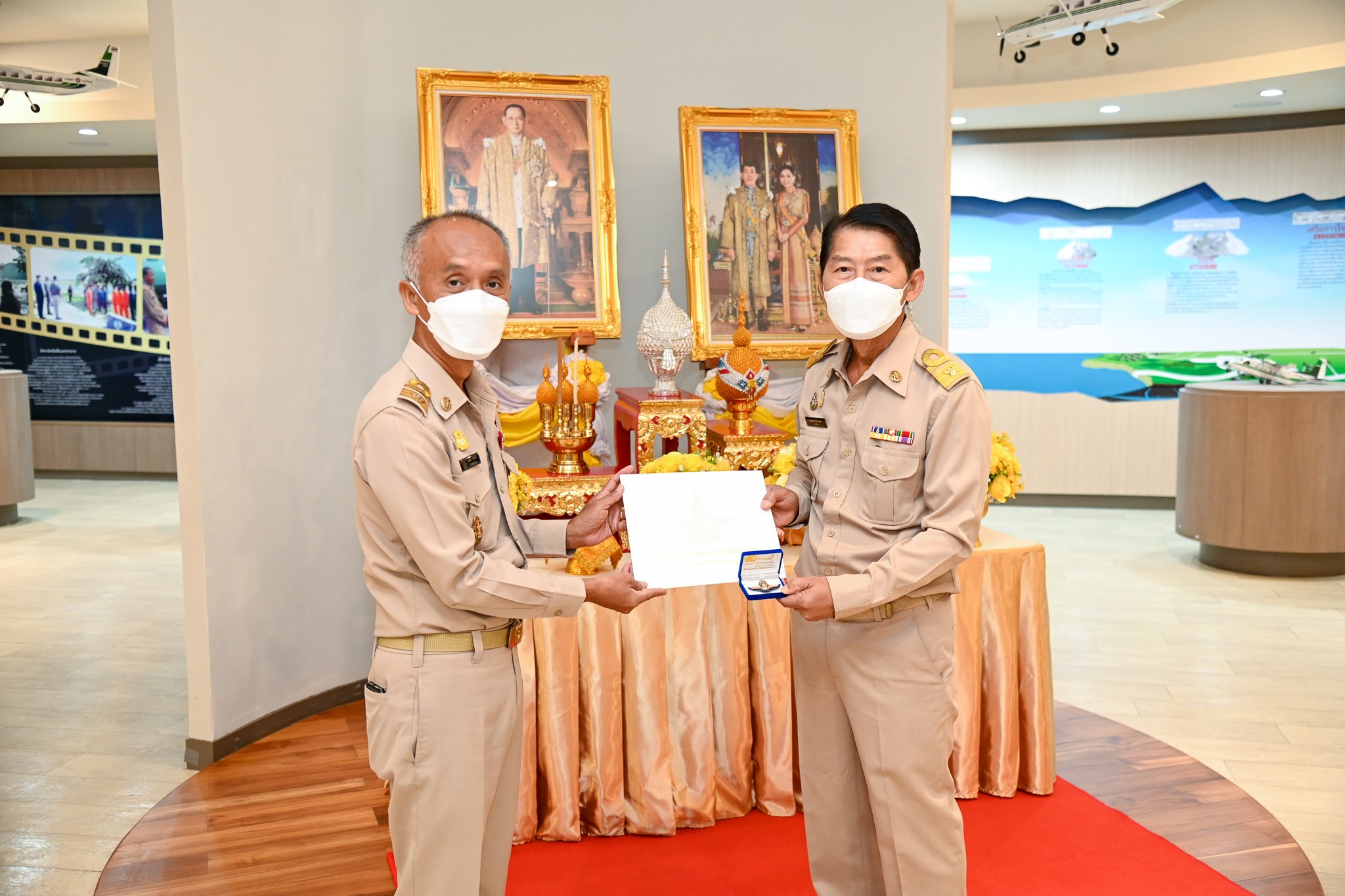 นายประพันธ์ ลีปายะคุณ รองอธิบดีกรมประมง เข้ารับมอบปีกฝนหลวงพิเศษ ณ กรมฝนหลวงและการบินเกษตร กรุงเทพฯ..คลิก