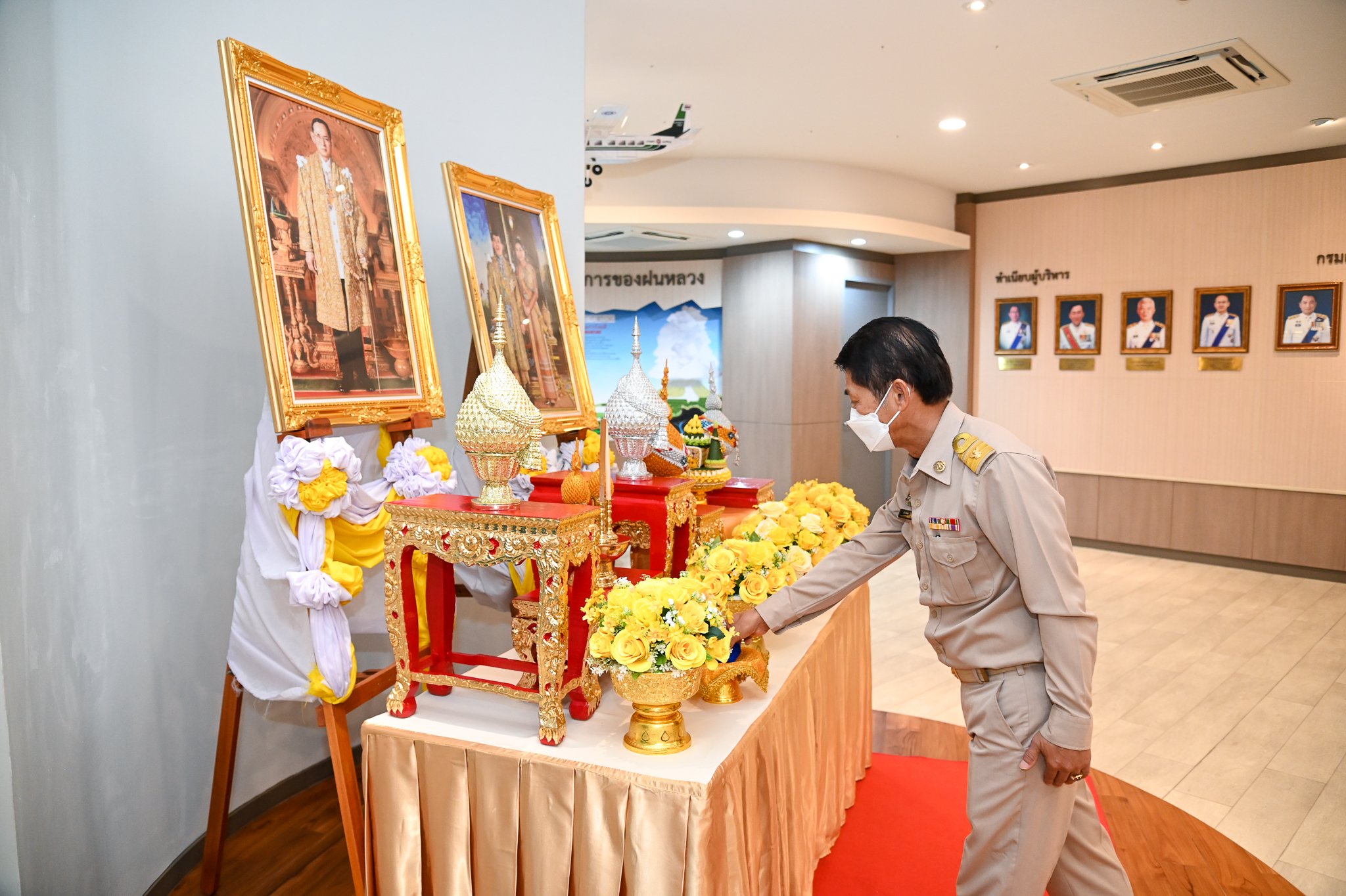 นายประพันธ์ ลีปายะคุณ รองอธิบดีกรมประมง เข้ารับมอบปีกฝนหลวงพิเศษ ณ กรมฝนหลวงและการบินเกษตร กรุงเทพฯ