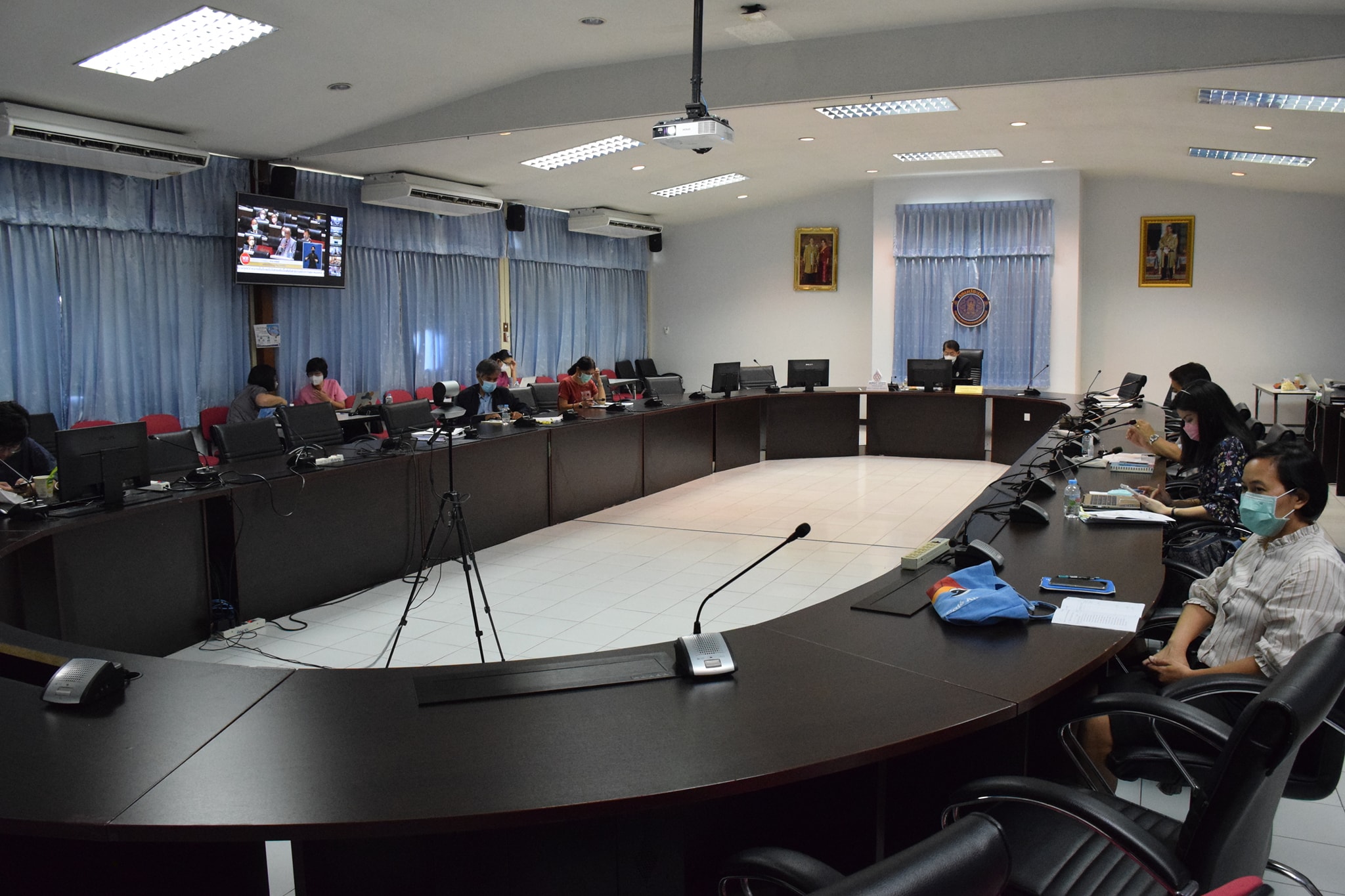 นายประพันธ์ ลีปายะคุณ รองอธิบดีกรมประมง และเจ้าหน้าที่ที่เกี่ยวข้อง เข้าร่วมรับชมการประชุม ถ่ายทอดสดการประชุมสภาผู้แทนราษฎรเพื่อพิจารณาร่างพระราชบัญญัติงบประมาณรายจ่ายประจำปี พ.ศ. 2566..คลิก