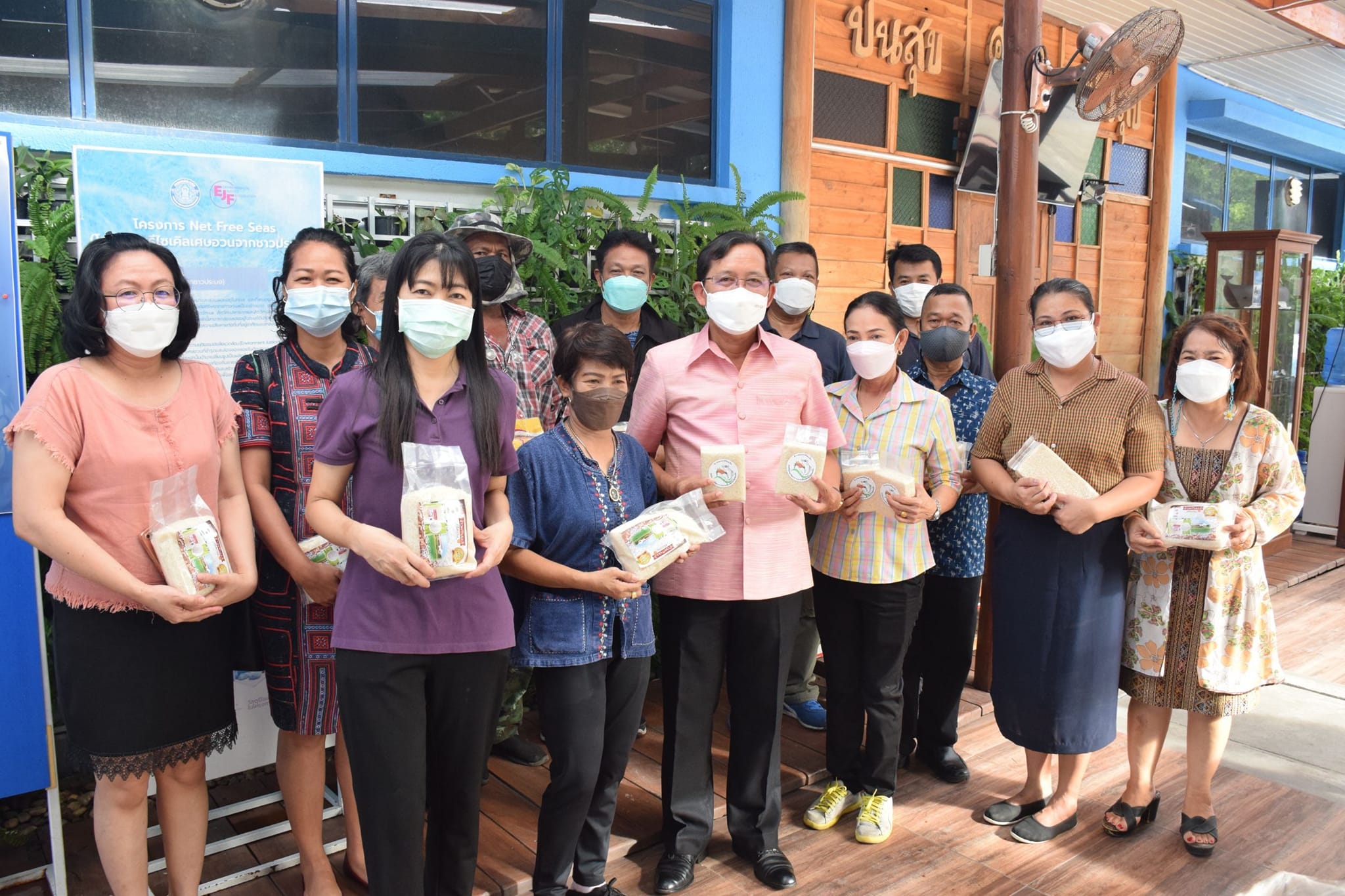 นายเฉลิมชัย สุวรรณรักษ์ อธิบดีกรมประมง อุดหนุนเกษตรกร มอบข้าวหอมมะลิให้แก่บุคลากรกรมประมง เนื่องในวันข้าวและชาวนาแห่งชาติ 5 มิถุนายน ที่ผ่านมา..คลิก