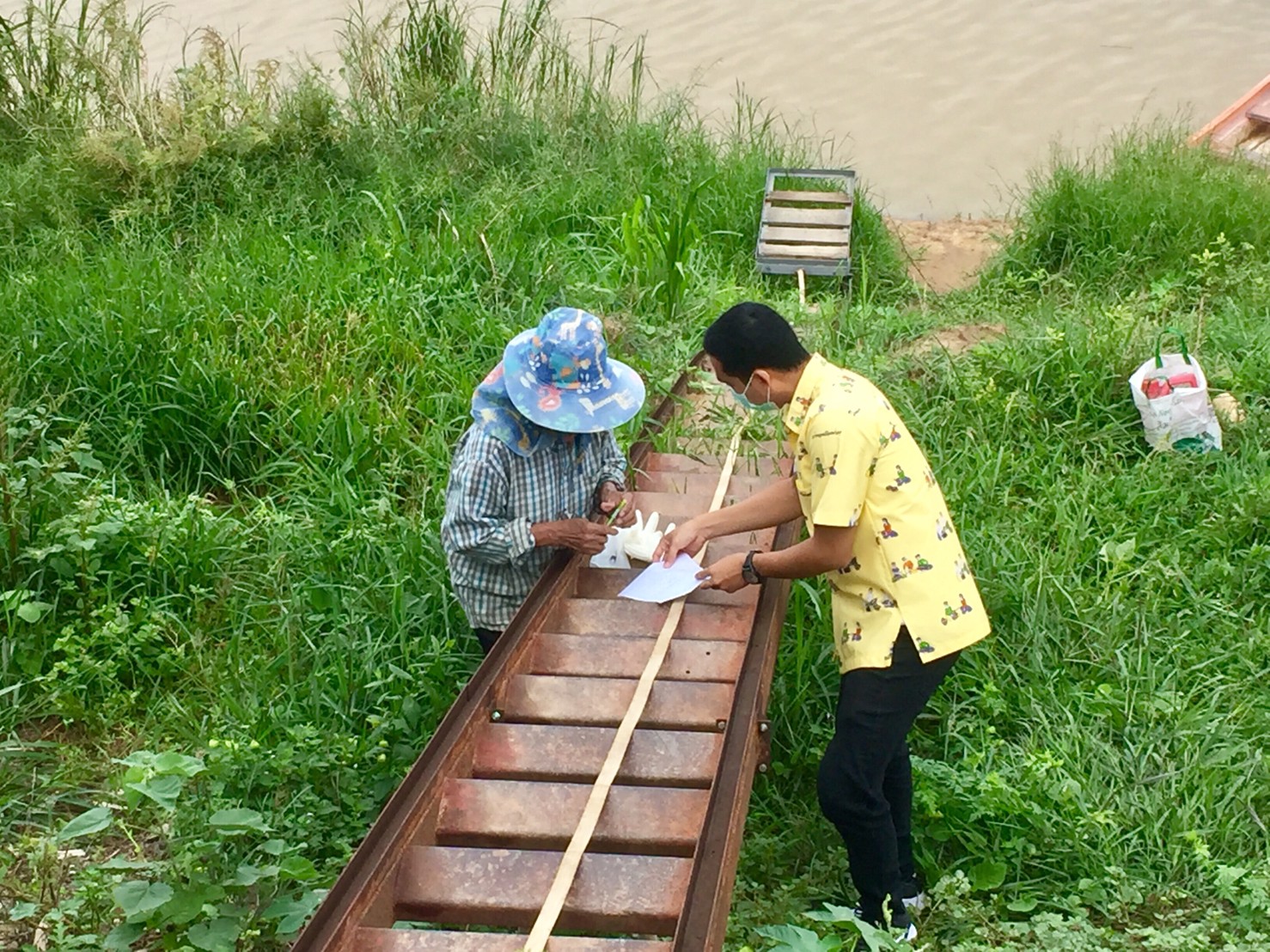 ศูนย์วิจัยและพัฒนาการเพาะเลี้ยงสัตว์น้ำจืดอ่างทอง ลงพื้นที่ตรวจติดตามฟาร์มเลี้ยงปลาในกระชัง จำนวน 2 ฟาร์ม ในกิจกรรมจัดระเบียบการเพาะเลี้ยงสัตว์น้ำควบคุม..คลิก