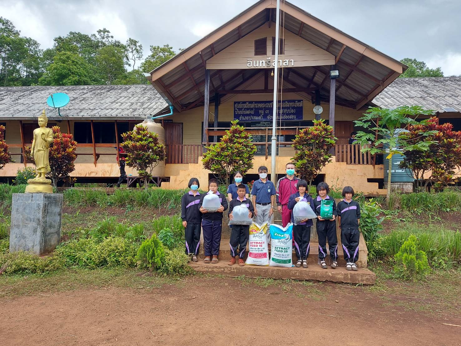 สำนักงานประมงจังหวัดแม่ฮ่องสอน มอบปัจจัยการผลิต ให้แก่โรงเรียนในโครงการสนับสนุนด้านการประมงตามพระราชดำริสมเด็จพระกนิษฐาธิราชเจ้า กรมสมเด็จพระเทพรัตนราชสุดาฯ สยามบรมราชกุมารี..คลิก