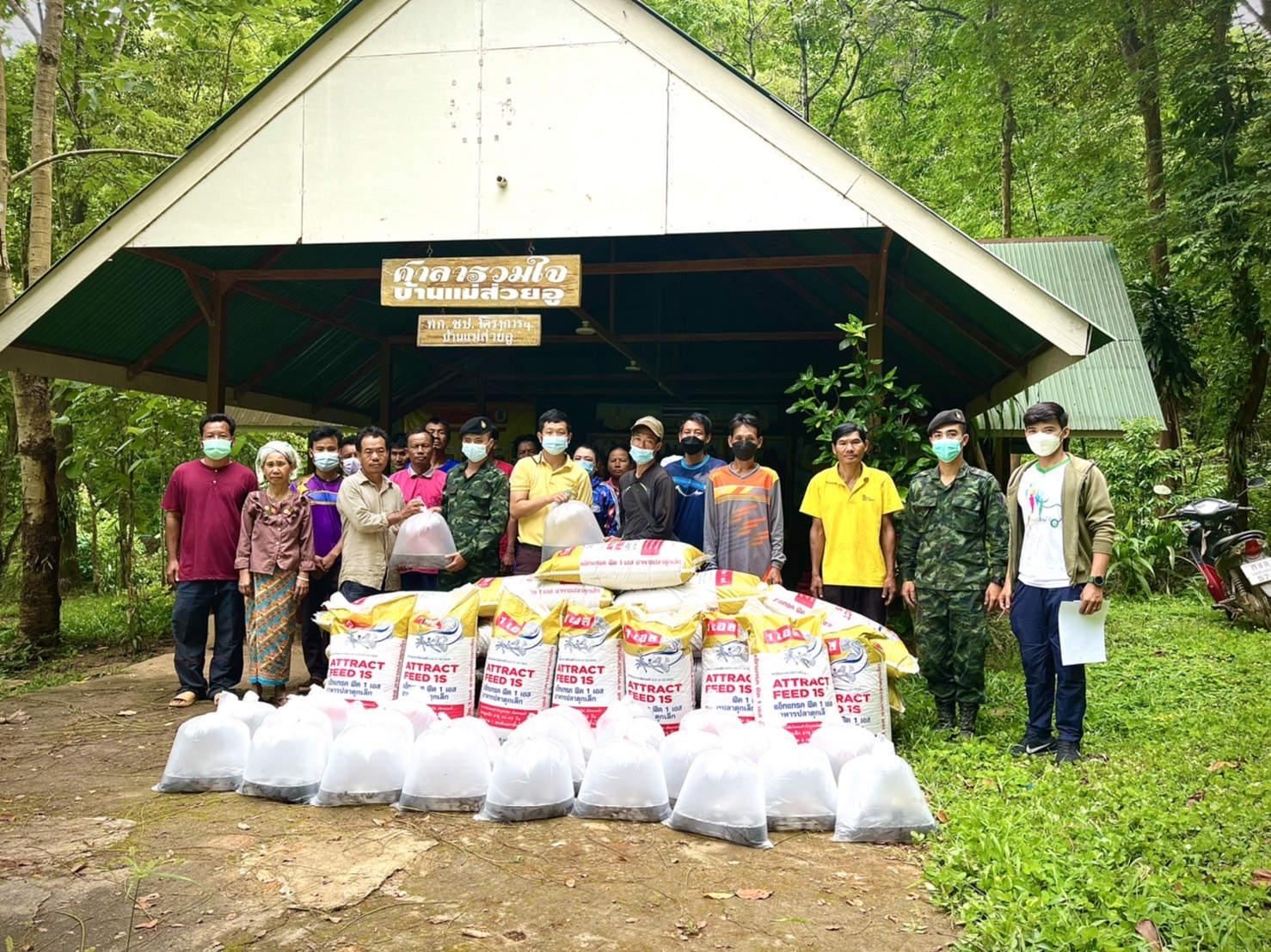 สำนักงานประมงจังหวัดแม่ฮ่องสอน ลงพื้นที่ติดตามให้คำแนะนำ รับฟังปัญหาด้านการเพาะเลี้ยงสัตว์น้ำพร้อมส่งมอบปัจจัยการผลิตให้กับเกษตรกร ตามโครงการจัดตั้งหมู่บ้านยามชายแดน อันเนื่องมาจากพระราชดำริบ้านแม่ส่วยอู..คลิก