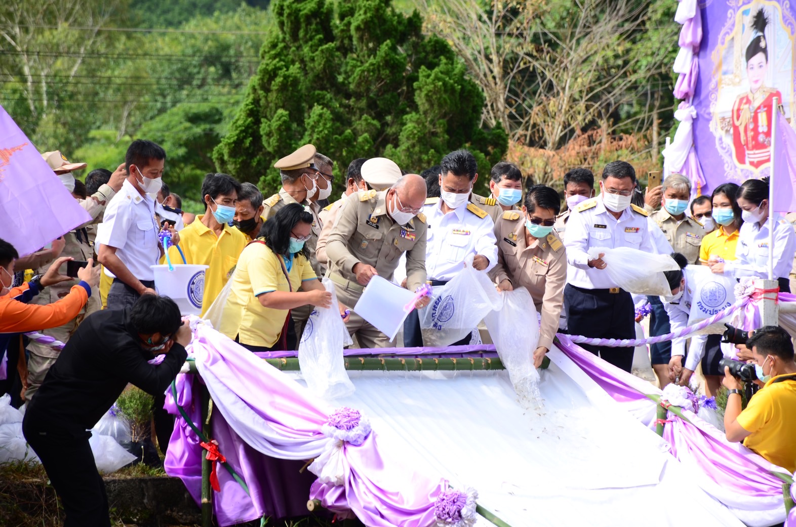 ปล่อยปลาเฉลิมพระเกียรติ..คลิก