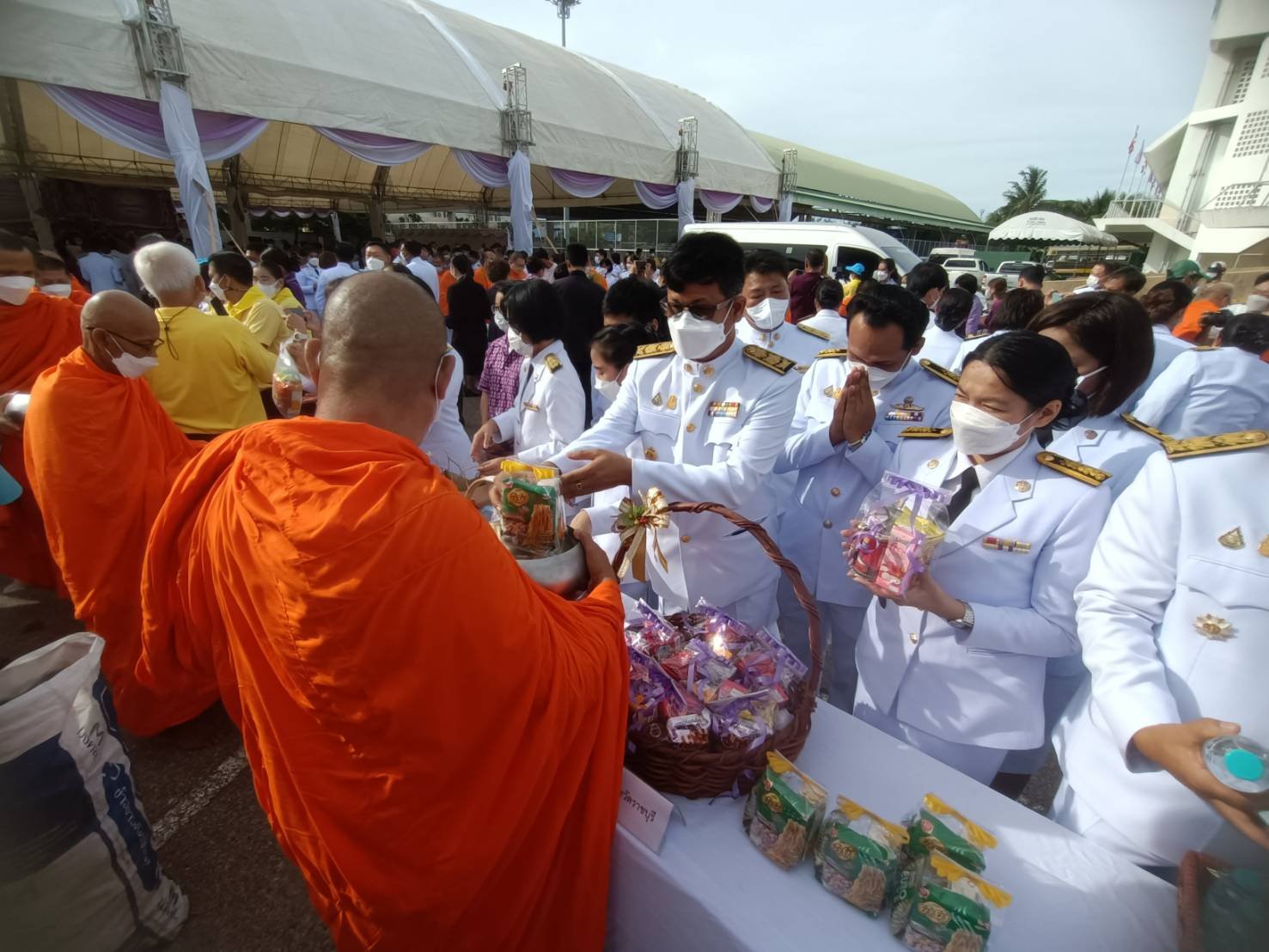 ร่วมพิธีทำบุญตักบาตรเพื่อถวายเป็นพระราชกุศล เนื่องในโอกาสวันเฉลิมพระชนมพรรษา สมเด็จพระนางเจ้าสุทิดา พัชรสุธาพิมลลักษณ พระบรมราชินี 3 มิถุนายน 2565..คลิก