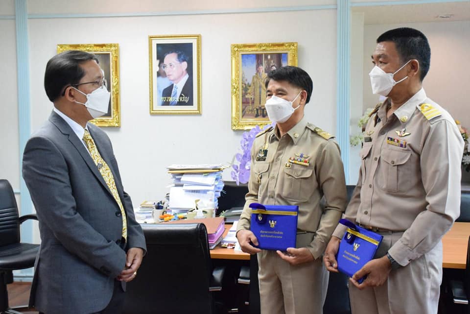 นายเฉลิมชัย สุวรรณรักษ์ อธิบดีกรมประมง แสดงความยินดี และกล่าวอวยพร นายสงกรานต์ แสงจันทร์ ผู้ตรวจราชการกรม และนายปรีชา รัตนบุตร นายท้ายเรือกลชายทะเล ส 4 กองตรวจการประมง ในโอกาสที่ได้รับการยกย่องเชิดชูเกียรติให้เป็นข้าราชการพลเรือนดีเด่น ประจำปี พ.ศ. 2564..คลิก