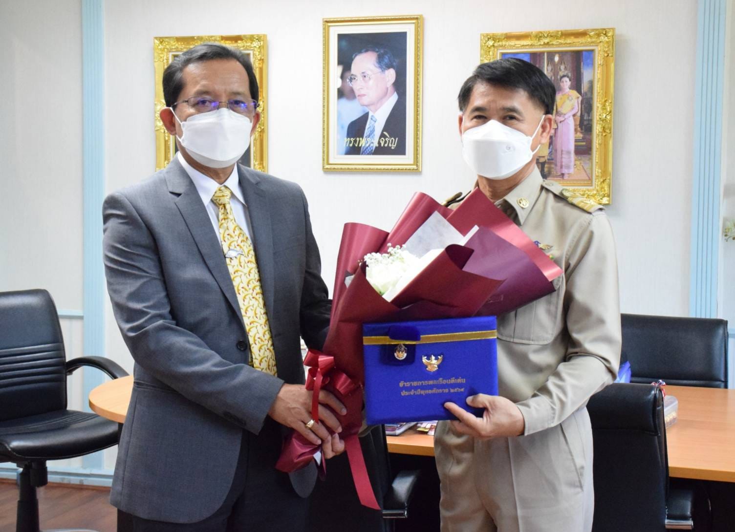 นายเฉลิมชัย สุวรรณรักษ์ อธิบดีกรมประมง แสดงความยินดี และกล่าวอวยพร นายสงกรานต์ แสงจันทร์ ผู้ตรวจราชการกรม และนายปรีชา รัตนบุตร นายท้ายเรือกลชายทะเล ส 4 กองตรวจการประมง ในโอกาสที่ได้รับการยกย่องเชิดชูเกียรติให้เป็นข้าราชการพลเรือนดีเด่น ประจำปี พ.ศ. 2564..คลิก
