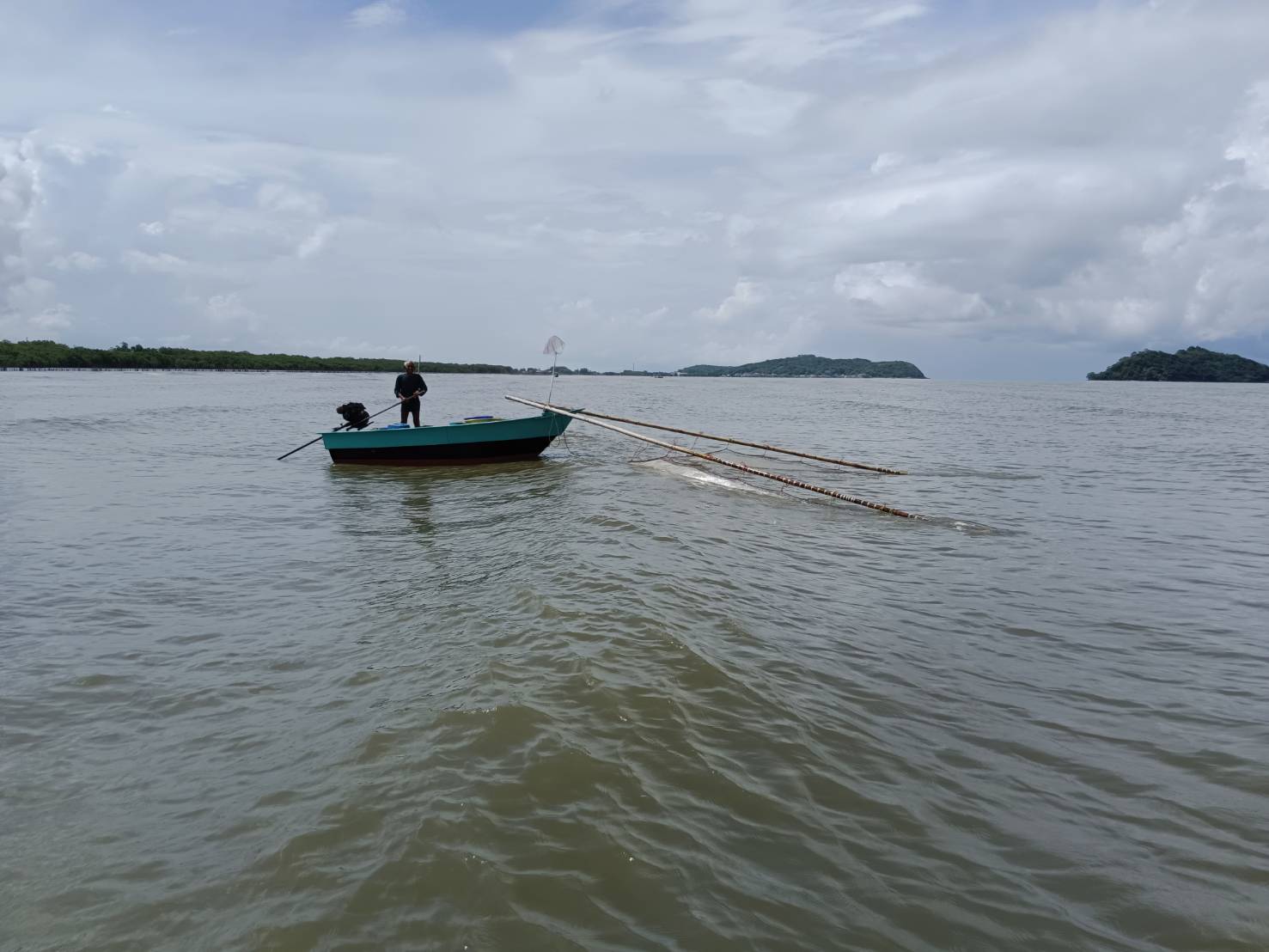 เรือตรวจประมงทะเล 218 ออกปฏิบัติงานควบคุมเฝ้าระวังการทำการประมงพื้นที่ทะเลชายฝั่ง..คลิก