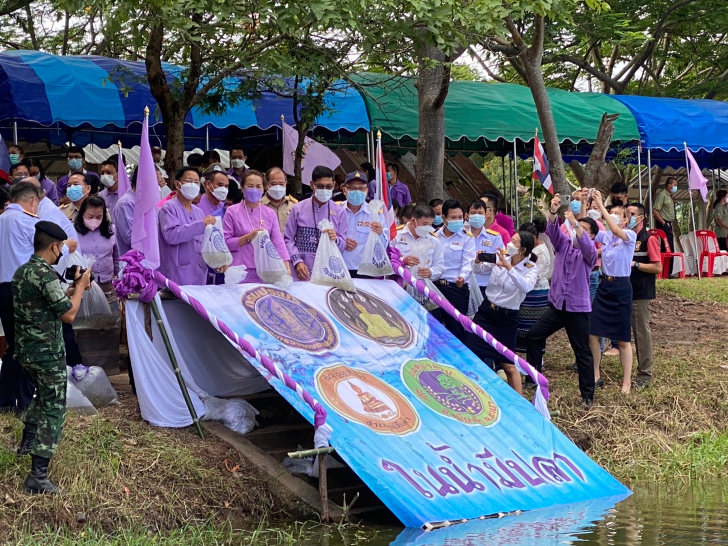 เข้าร่วมพิธีปล่อยพันธุ์สัตว์น้ำ เนื่องในวันเฉลิมพระชนมพรรษา สมเด็จพระนางจ้าวสุทิดา พัชรสุธาพิมลลักษณ พระบรมราชินี