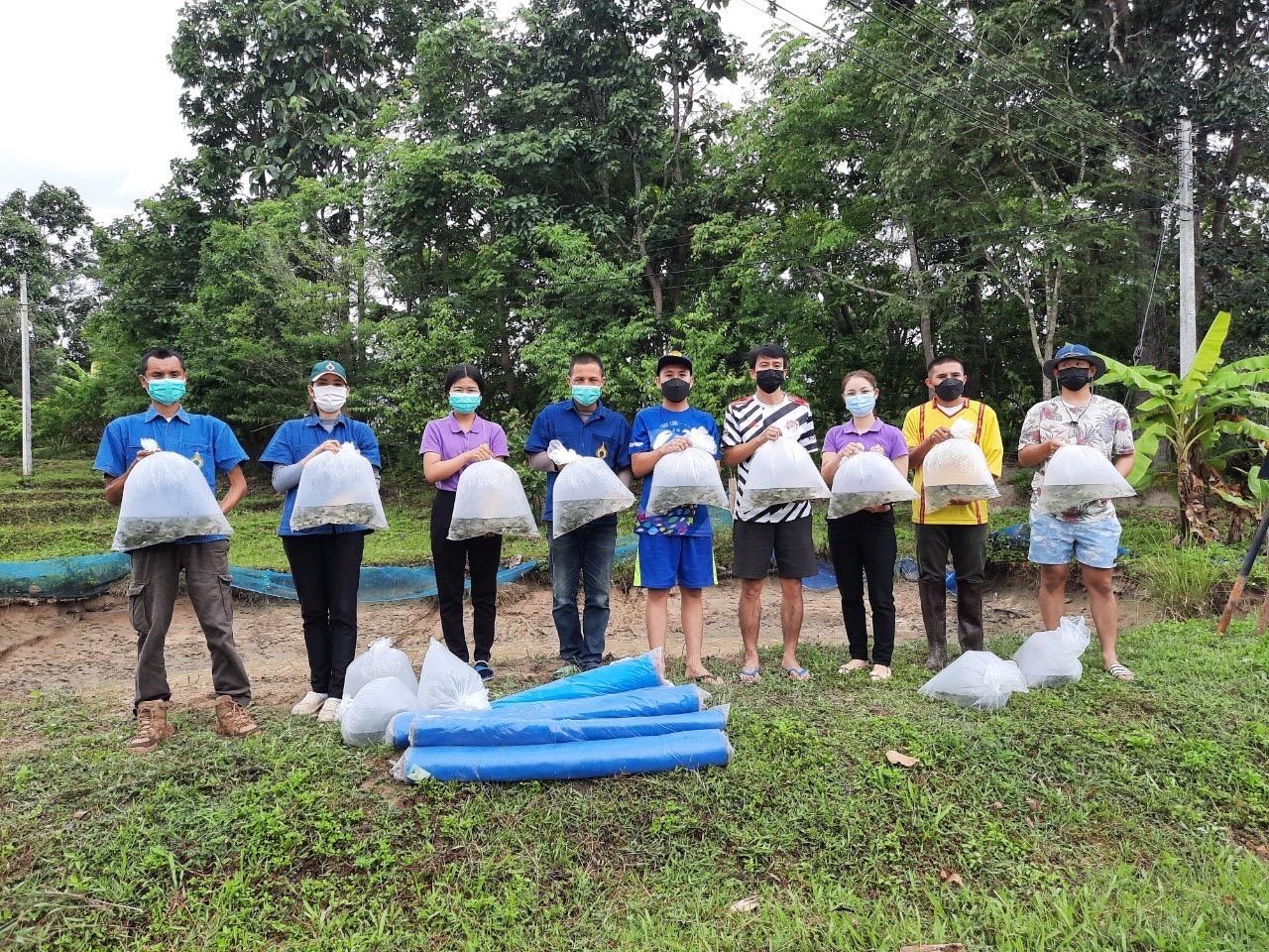 ดำเนินการสนับสนุนปัจจัยการผลิต (พันธุ์ปลานิล ปลาดุก ลูกกบ และอาหารสัตว์น้ำ) และร่วมปรับปรุงฐานเรียนรู้ด้านการประมงในโครงการศูนย์เรียนรู้การพัฒนาอมก๋อย..คลิก
