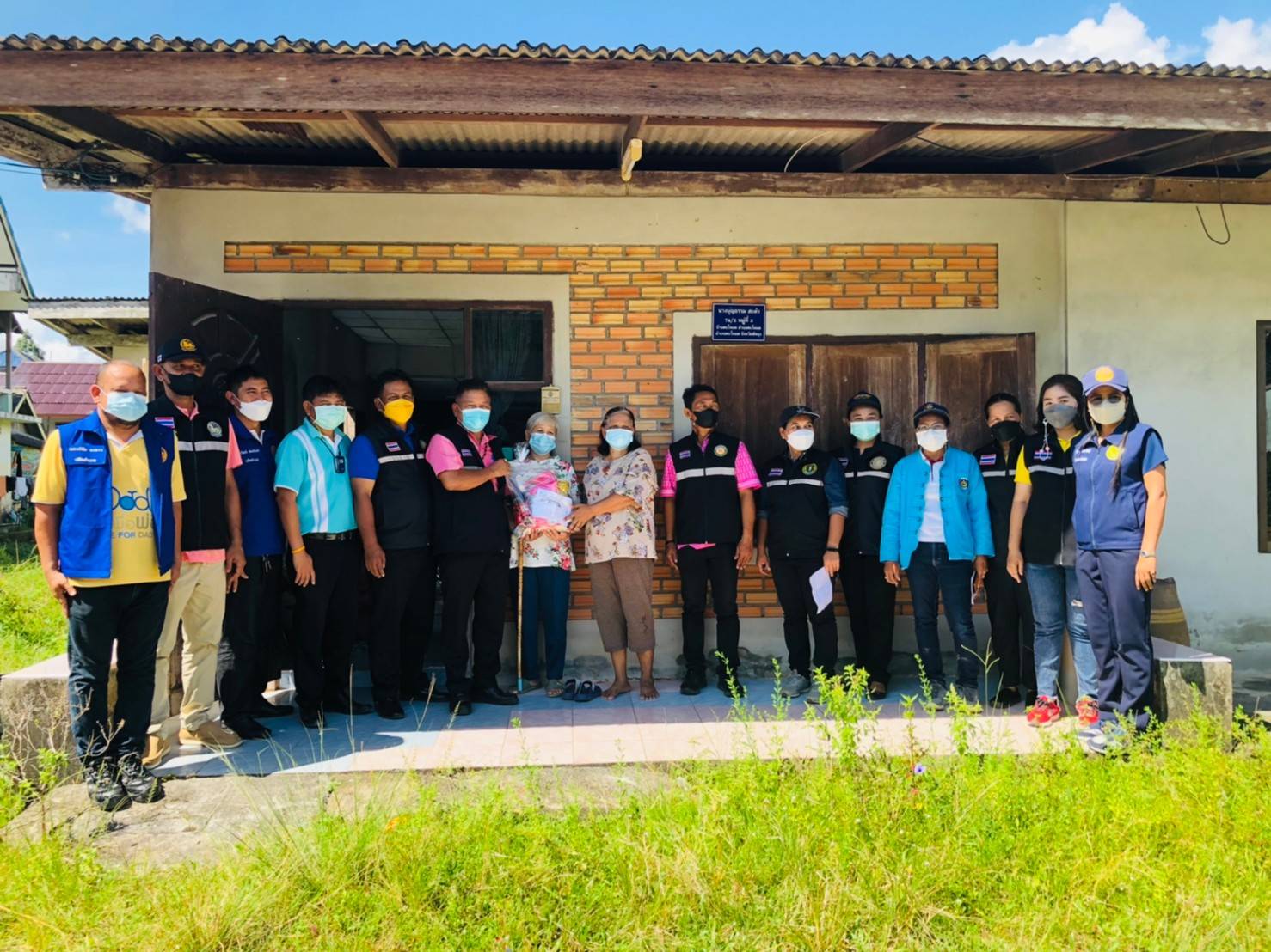 ประมงอำเภอตะโหมด ร่วมลงพื้นที่เยี่ยมเยียนให้กำลังใจพร้อมมอบถุงยังชีพแก่ผู้ได้รับความเดือนร้อนตามแนวขจัดความยากจน..คลิก