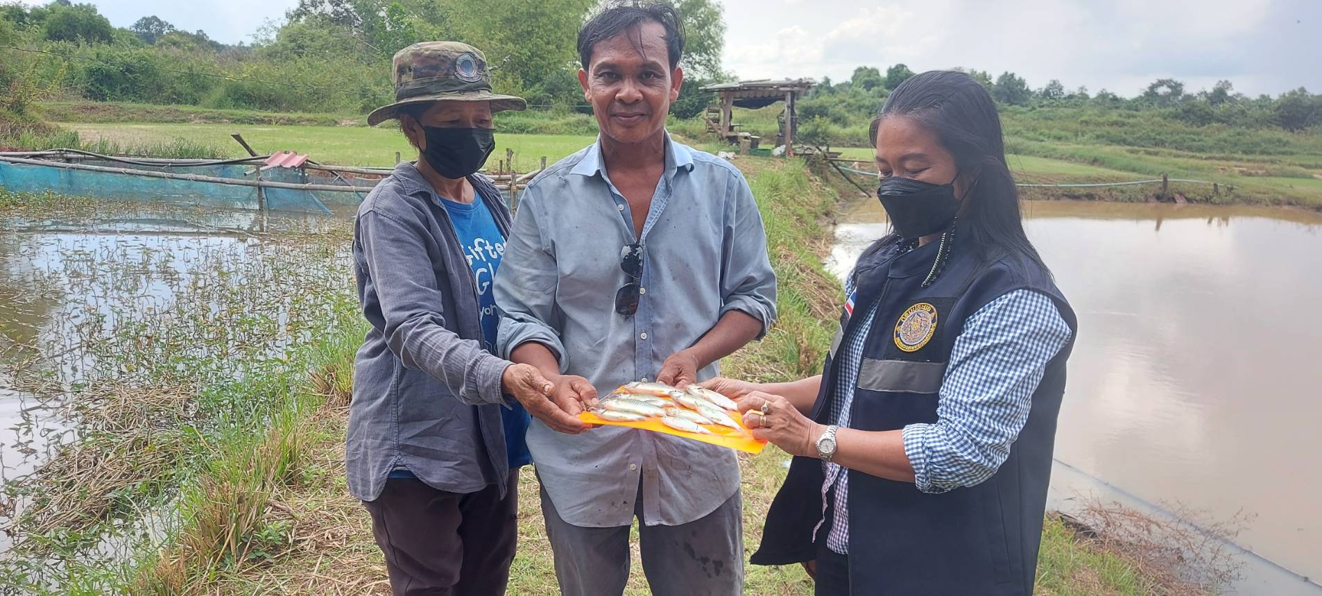 ประมงอำเภอวารินชำราบ ลงพื้นที่ติดตามผลผลิตสัตว์น้ำและถอดบทเรียนจุดเรียนรู้เกษตรทฤษฎีใหม่ ตามโครงการส่งเสริมอาชีพประมง ประจำปีงบประมาณ พ.ศ.2565