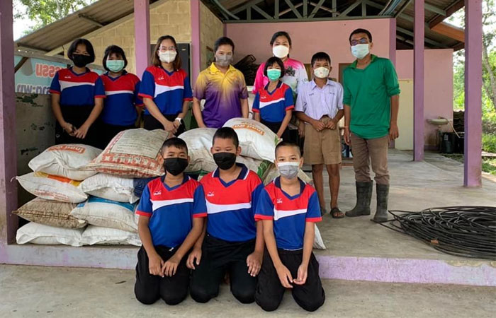 งานวิชาการเกษตร ศูนย์ฯ คุ้งกระเบน มอบปัจจัยการผลิตให้แก่โรงเรียนในพื้นที่หมู่บ้านรอบศูนย์ฯ..คลิก