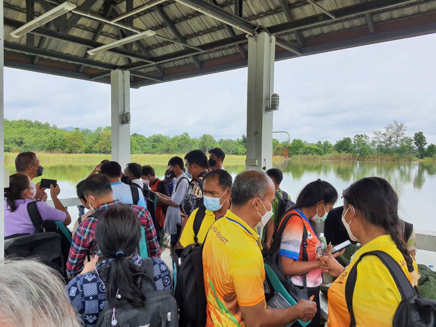 สำนักงานประมงอำเภอโขงเจียมพร้อมตัวแทนคณะกรรมการแหล่งน้ำ ร่วมศึกษาดูงานโครงการธนาคารสินค้าเกษตร บึงหนองบัว หมู่ 4 ตำบลบ้านโป่ง อำเภองาว จังหวัดลำปาง  