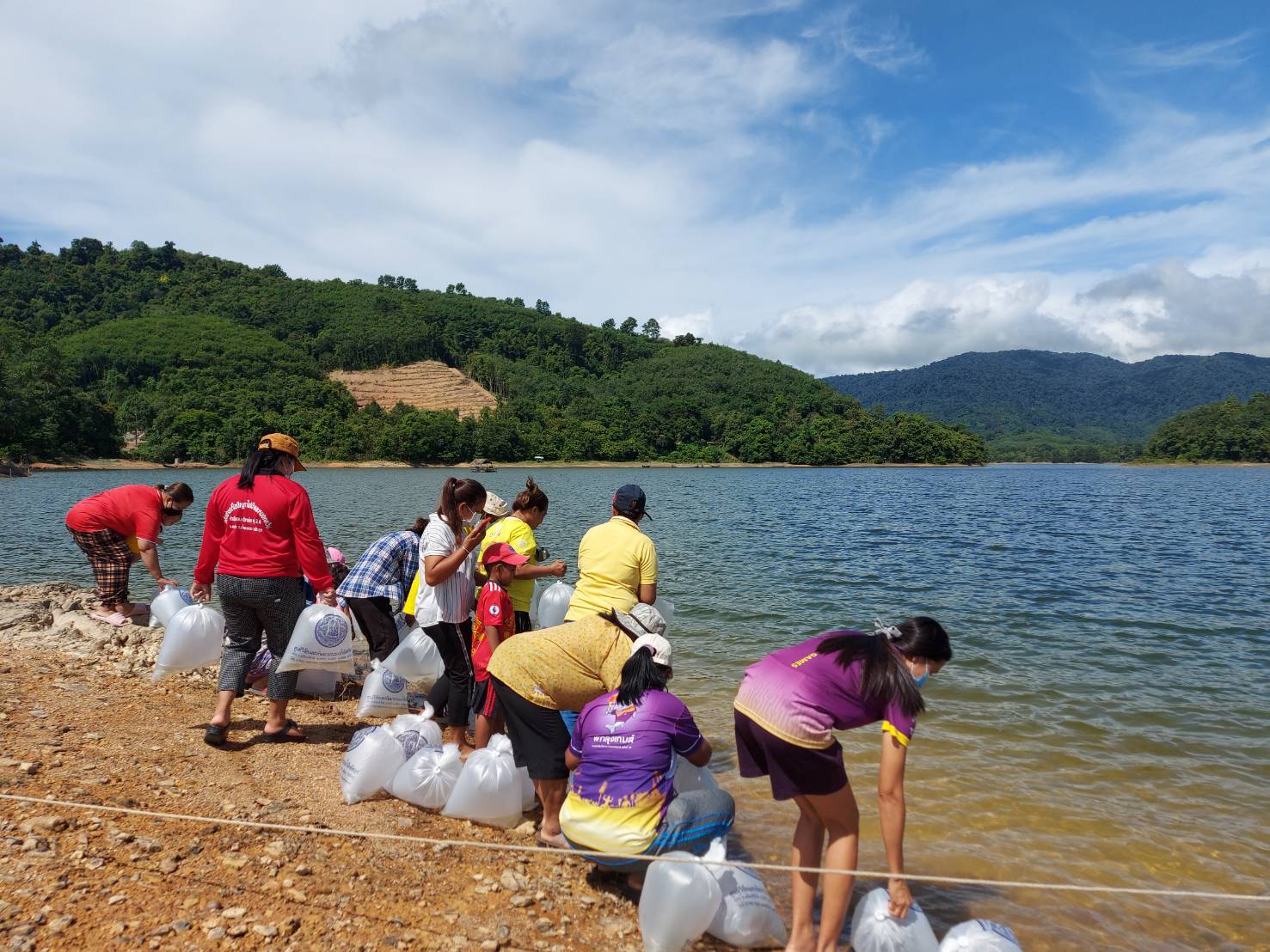 สำนักงานประมงจังหวัดพัทลุง ร่วมปล่อยพันธุ์สัตว์น้ำ เพื่อเพิ่มผลผลิตสัตว์น้ำในแหล่งน้ำธรรมชาติ บริเวณอ่างเก็บน้ำป่าพะยอม..คลิก