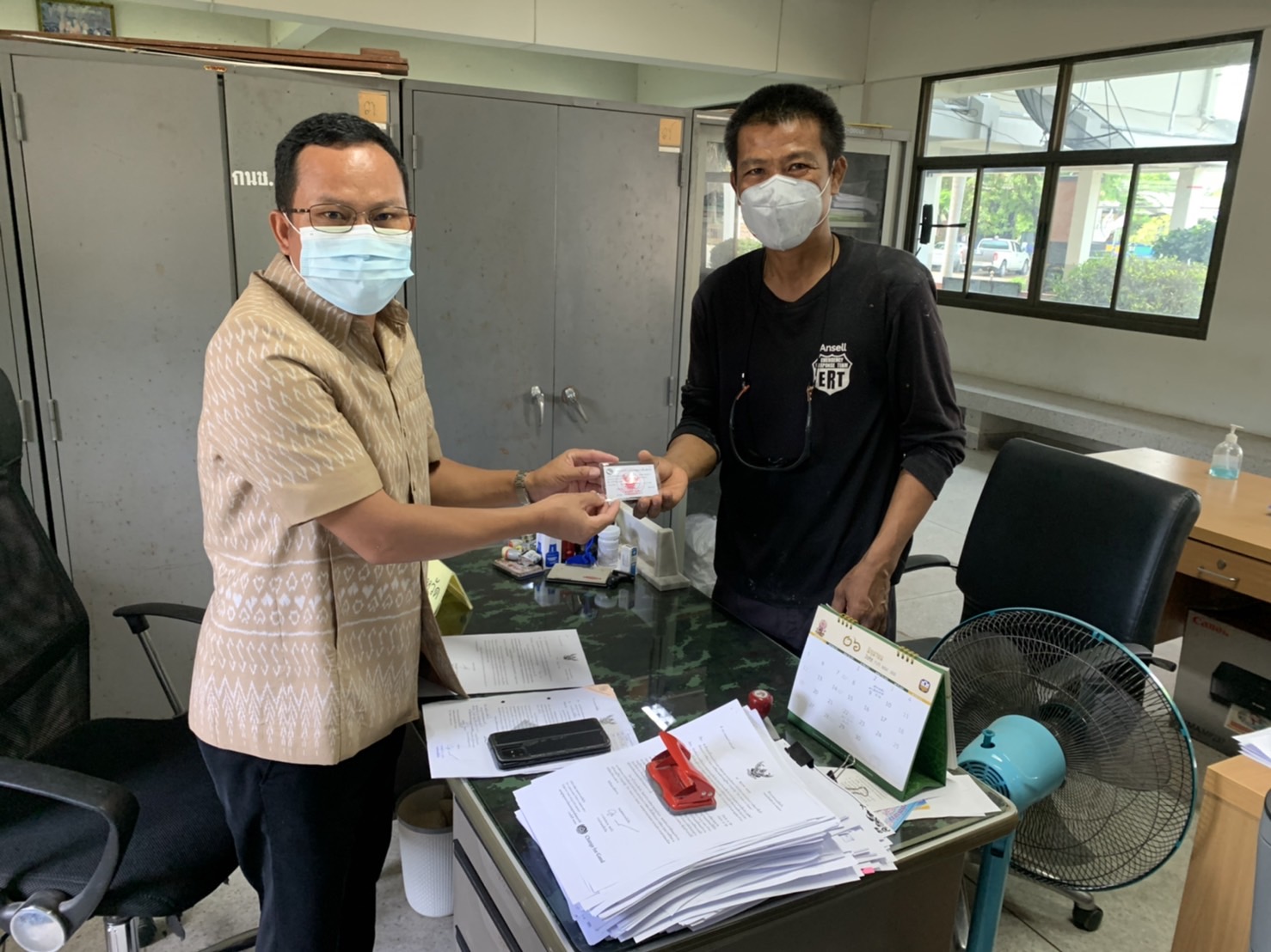 ประมงอำเภอเขื่องใน มอบบัตรประจำตัวแก่เกษตรกรผู้เพาะเลี้ยงสัตว์น้ำ ณ สำนกงานประมงอำเภอเขื่องใน