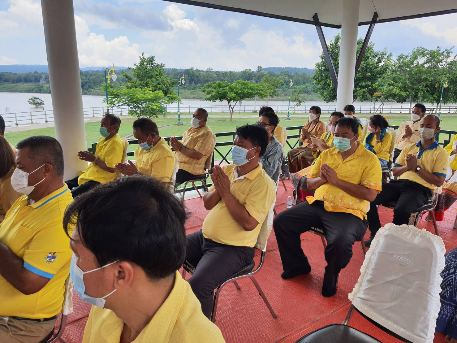 ประมงอำเภอโขงเจียมร่วมพิธีเจริญพระพุทธมนต์ถวายพระพรชัยมงคลแด่พระบาทสมเด็จพระเจ้าอยู่หัว สมเด็จพระนางเจ้าสิริกิติ์ พระบรมราชินีนาถ พระบรมราชชนนีพันปีหลวงและสมเด็จพระนางเจ้าฯพระบรมราชินี ประจำปี พ.ศ.2565