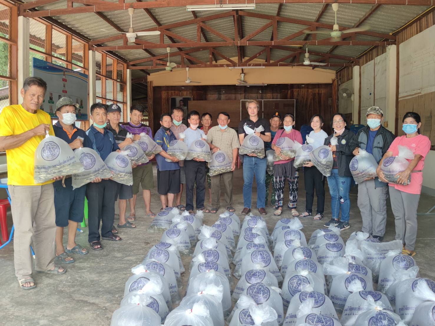 สนับสนุนปัจจัยการผลิตตามแผนปฏิบัติงานโครงการยกระดับคุณภาพมาตรฐานสินค้าเกษตร กิจกรรมพัฒนาเกษตรอินทรีย์ด้านประมง ตำบลจอมพระ อำเภอท่าวังผา..คลิก