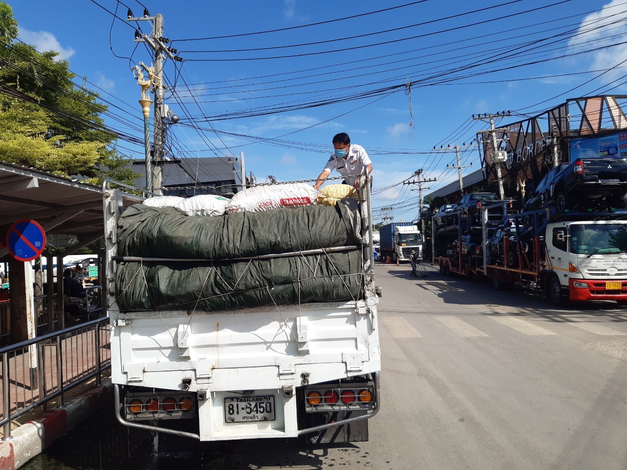 ตรวจสินค้าประมงที่นำเข้า ส่งออก ทางจุดผ่านแดนถาวรบ้านคลองลึก..คลิก