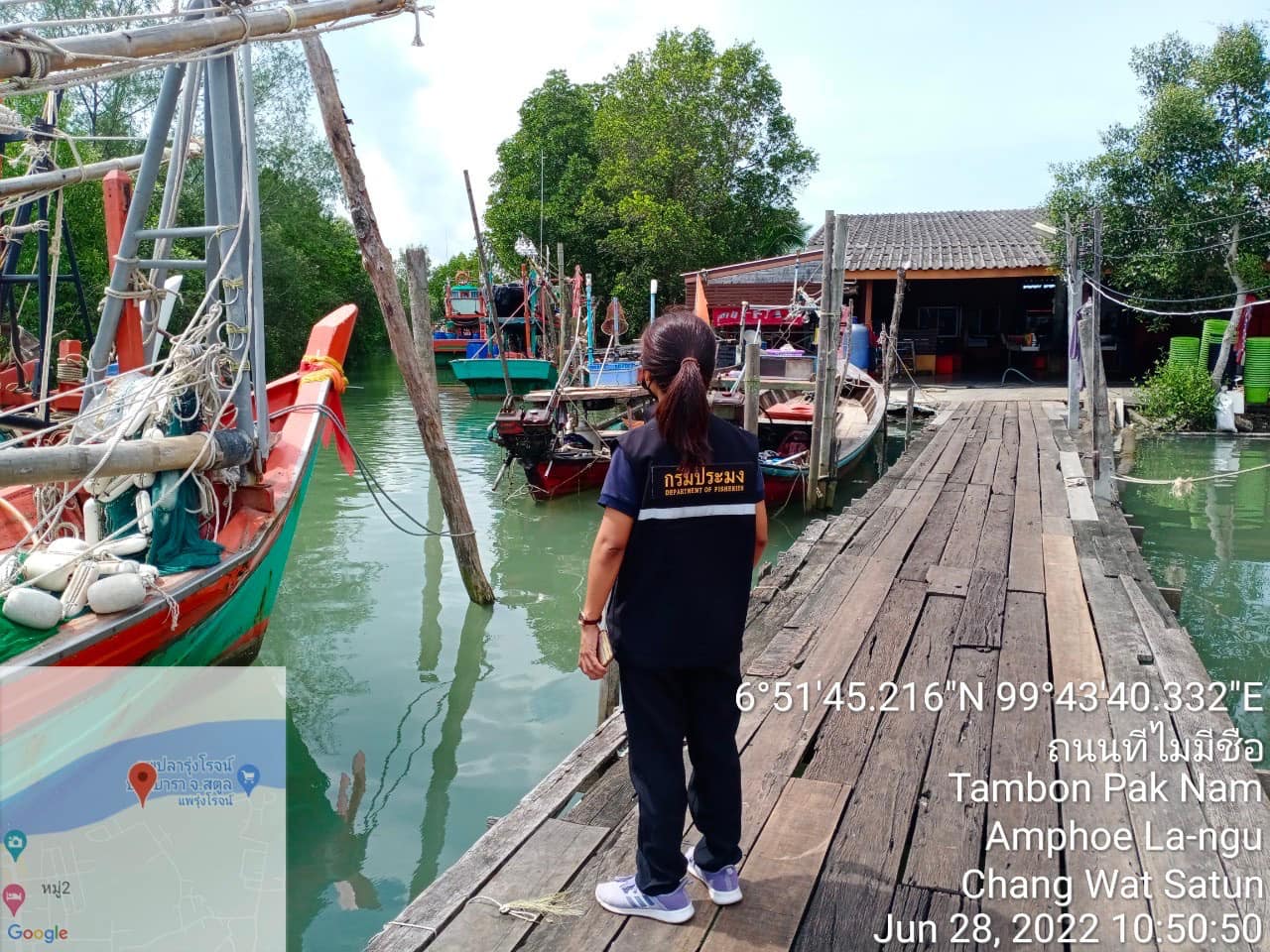 วันที่ 28 มิถุนายน 2565 : เจ้าหน้าที่สำนักงานศูนย์ควบคุมการแจ้งเรือเข้าออกปากบาราออกปฏิบัติงานตามกิจกรรม เฝ้าระวังป้องกันการลักลอบ การนำเข้า-ส่งออก  ประจำเดือน มิถุนายน ณ ท่าเทียบเรือประมง ในพื้นที่อำเภอละงู จังหวัดสตูล..คลิก