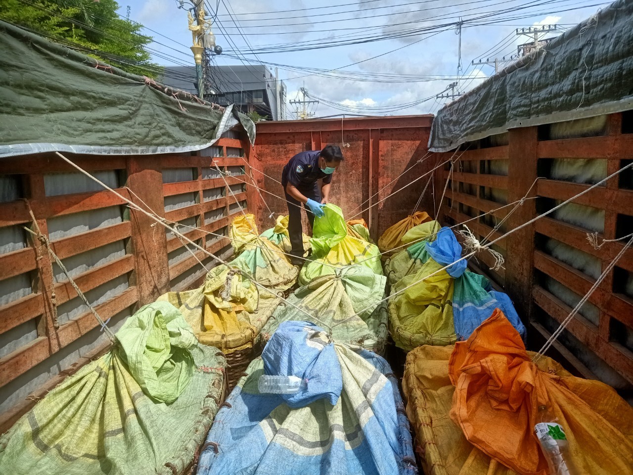 ตรวจสินค้าประมงที่นำเข้า ส่งออก ทางจุดผ่านแดนถาวรบ้านคลองลึก..คลิก