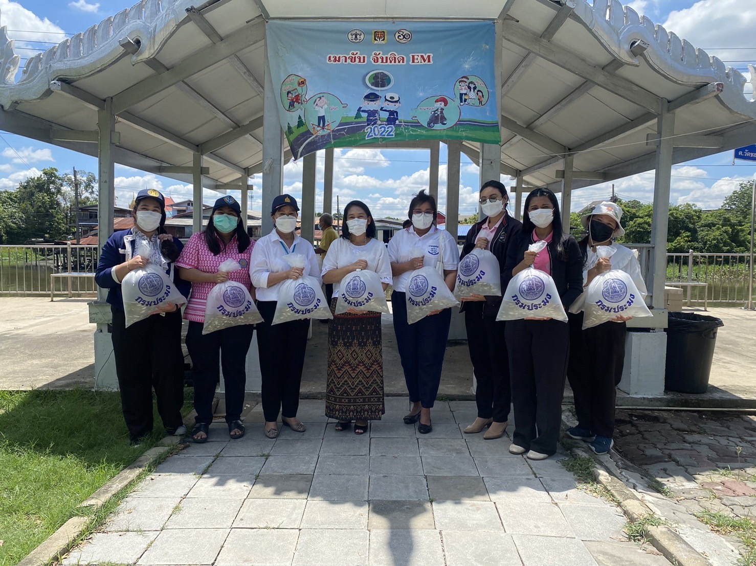 (อ.บางกรวย) ปล่อยพันธุ์ปลาตะเพียนขาว โครงการพัฒนาศักยภาพกลุ่มสตรีพัฒนาเมืองบางกรวย..คลิก