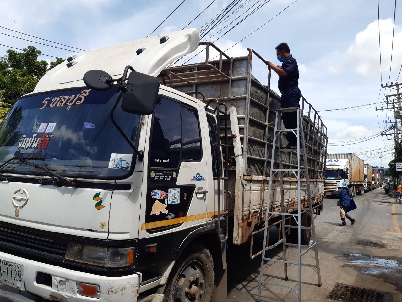 ตรวจสินค้าประมงที่นำเข้า ส่งออก ทางจุดผ่านแดนถาวรบ้านคลองลึก..คลิก