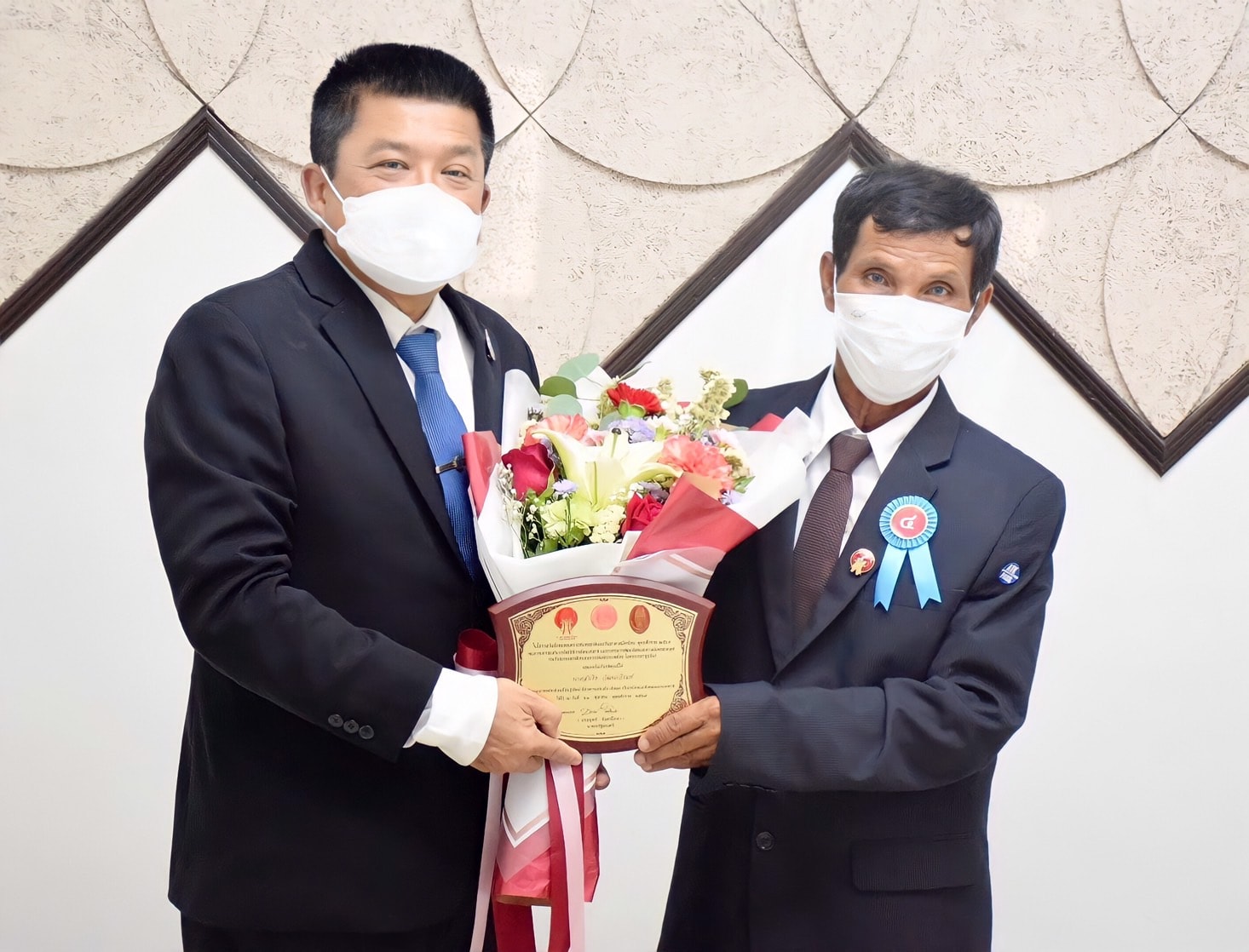 นายบัญชา สุขแก้ว รองอธิบดีกรมประมง ร่วมแสดงความยินดีกับนายสำเริง วัฒนะภิรมย์ ผู้ช่วยเหลือการปฏิบัติงานของพนักงานเจ้าหน้าที่ (ชปพ.ประมง) หน่วยป้องกันและปราบปรามประมงน้ำจืดอ่างเก็บน้ำนฤบดิน ทรจินดา (ปราจีนบุรี)ศูนย์ป้องกันและปราบปรามประมงน้ำจืดพระนครศรีอยุธยา กองตรวจการประมง กรมประมง..คลิก