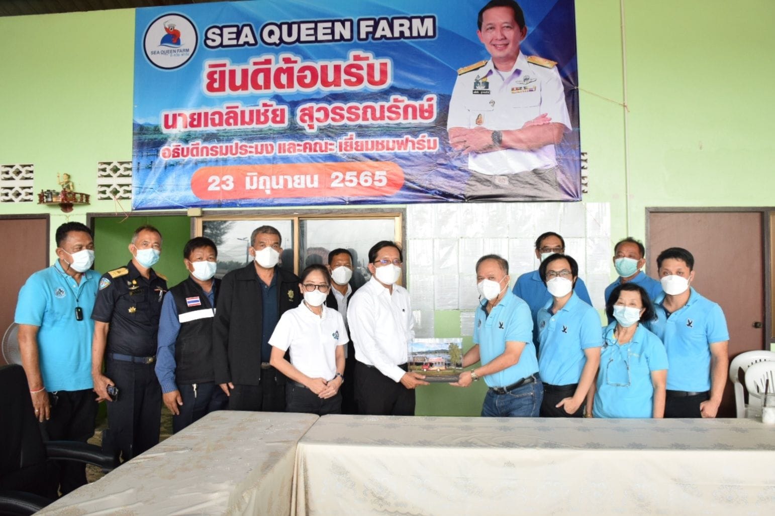 นายเฉลิมชัย สุวรรณรักษ์ อธิบดีกรมประมง พร้อมด้วยนายแสน ศรีงาม ผู้ตรวจราชการกรมประมง และ ดร.สุทธินี ลิ้มธรรมมหิศร ผู้อำนวยการกองวิจัยและพัฒนาการเพาะเลี้ยงสัตว์น้ำชายฝั่ง เยี่ยมชมฟาร์มเลี้ยงกุ้งทะเล SEA QUEEN FARM..คลิก